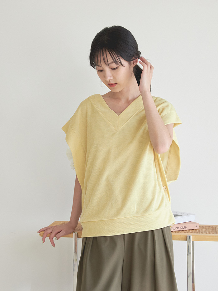 自由舒爽V領針織罩衫推出加購優惠