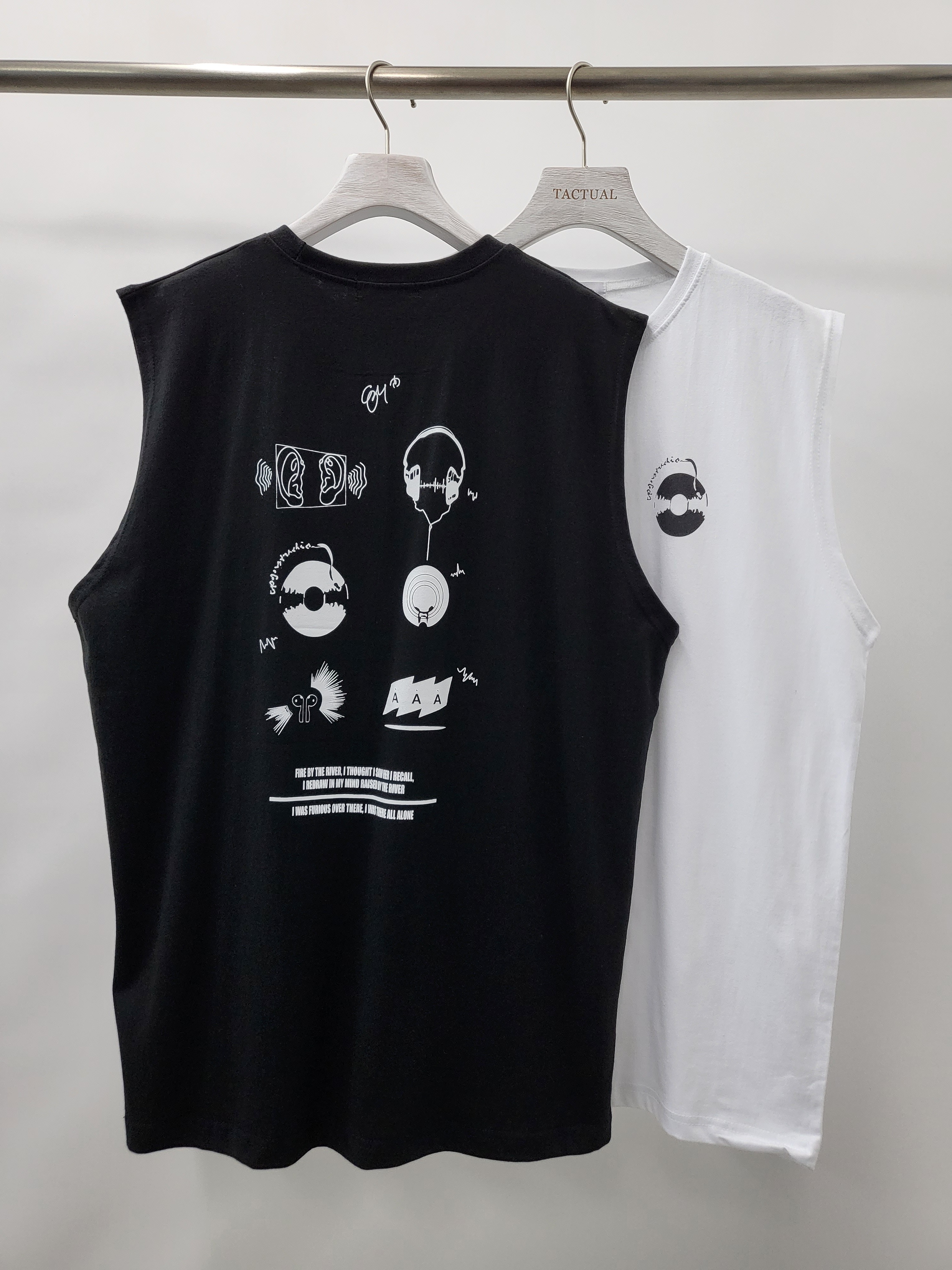 英文字圖案背心 V941