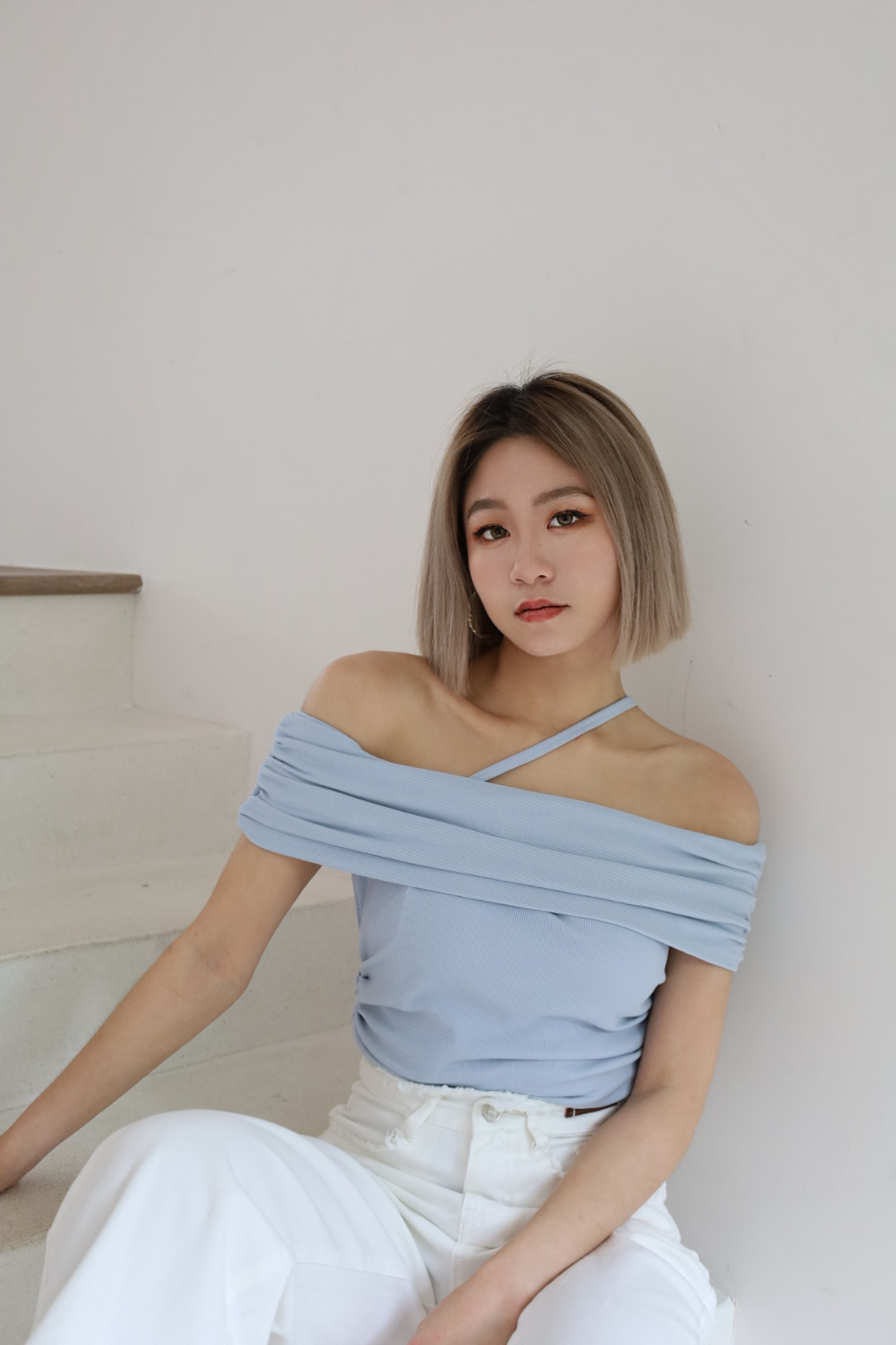 拉肩一字領斜線上衣