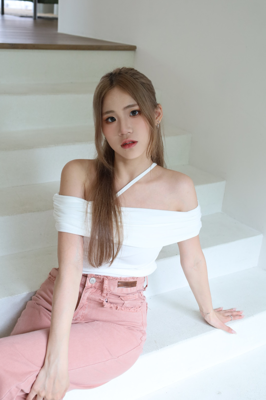 拉肩一字領斜線上衣