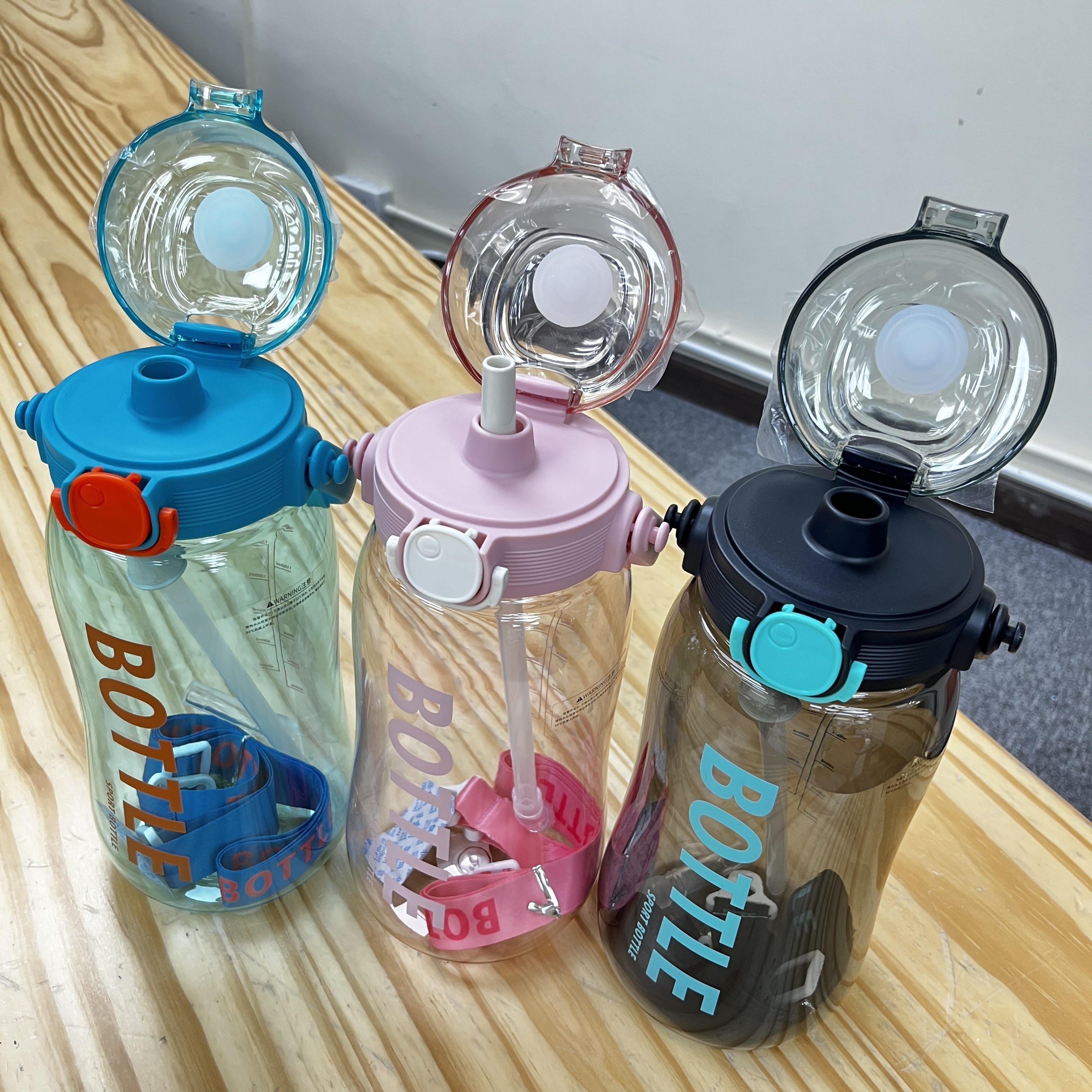 大容量飲管/直飲式運動水樽1.9L (三色可選)