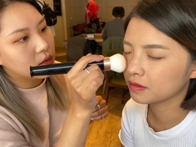 專業彩妝師測試不同 blendSMART 刷頭在刷編臉上