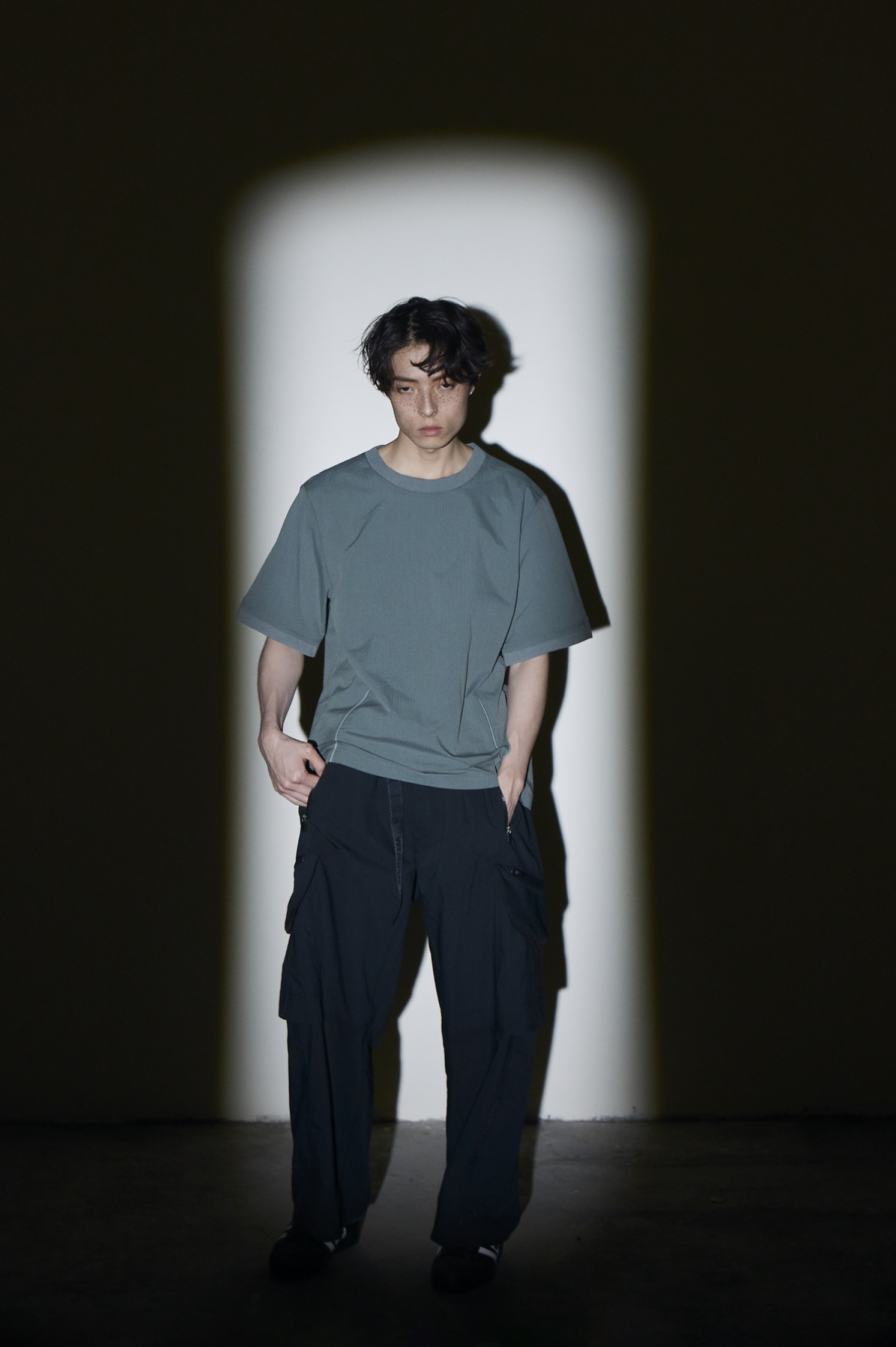 須線條剪接上衣- 灰綠