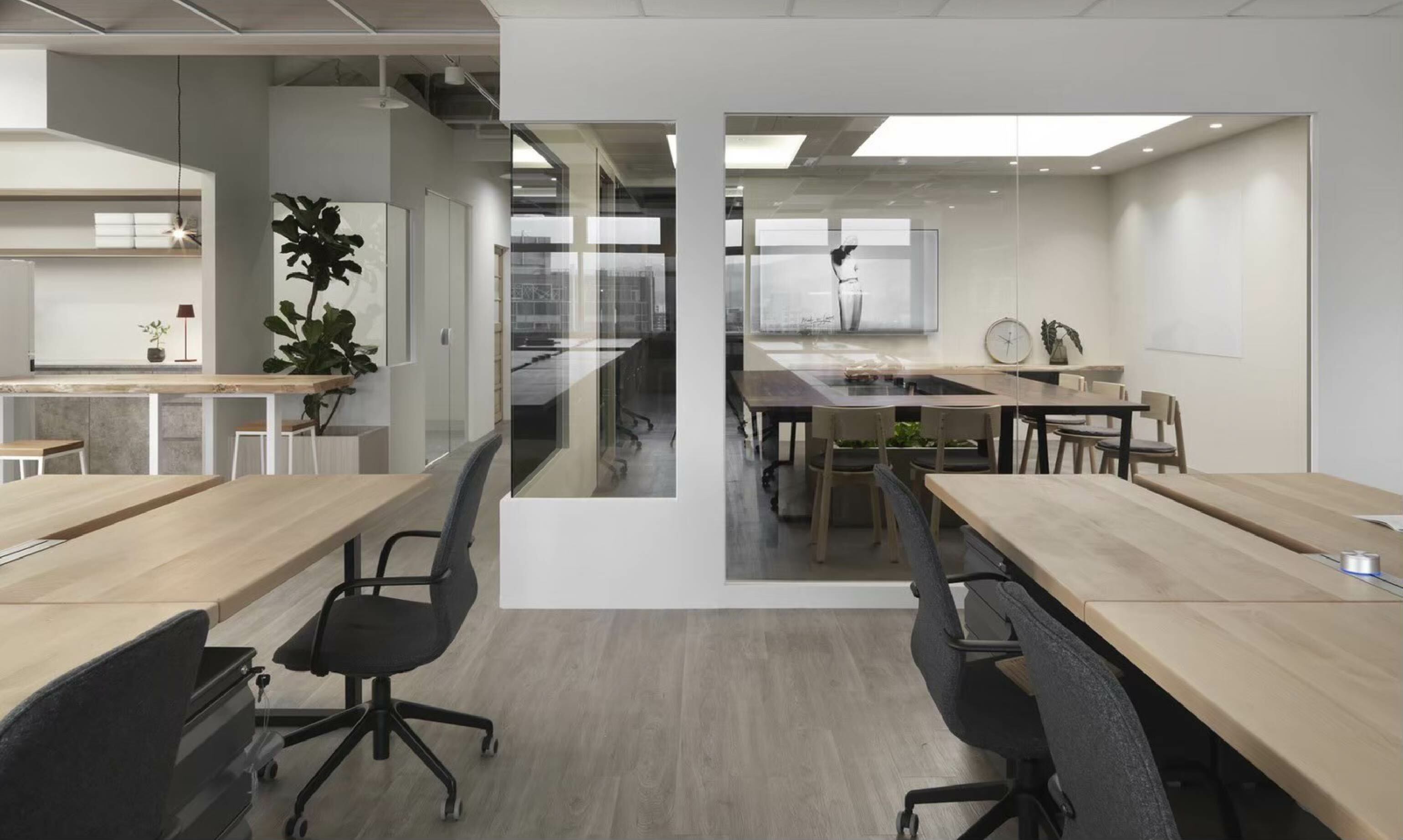 使用長度180公分、寬度85公分、厚4.2公分的歐洲山毛櫸拼板，搭配方型鐵腳，所製成的歐洲山毛櫸原木工作桌。photo credit: 成舍設計