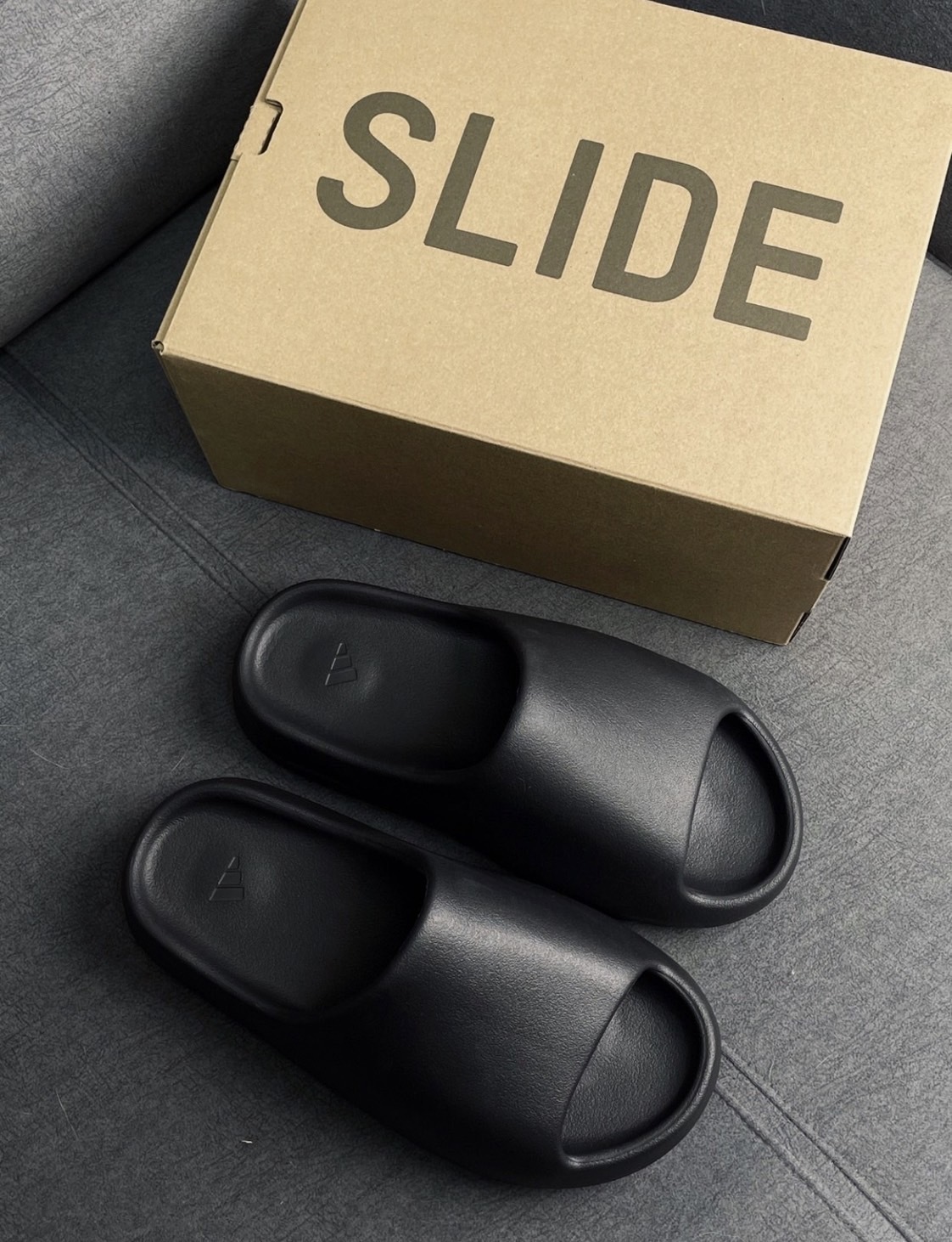 adidas Yeezy Slide Onyx 黑拖鞋