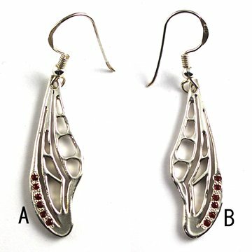 BBM ハネのホネのピアス Garnet Pierce