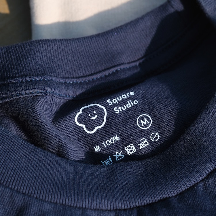 洗標用燙印取代傳統布標，穿起來更舒服，脖子不會癢癢的