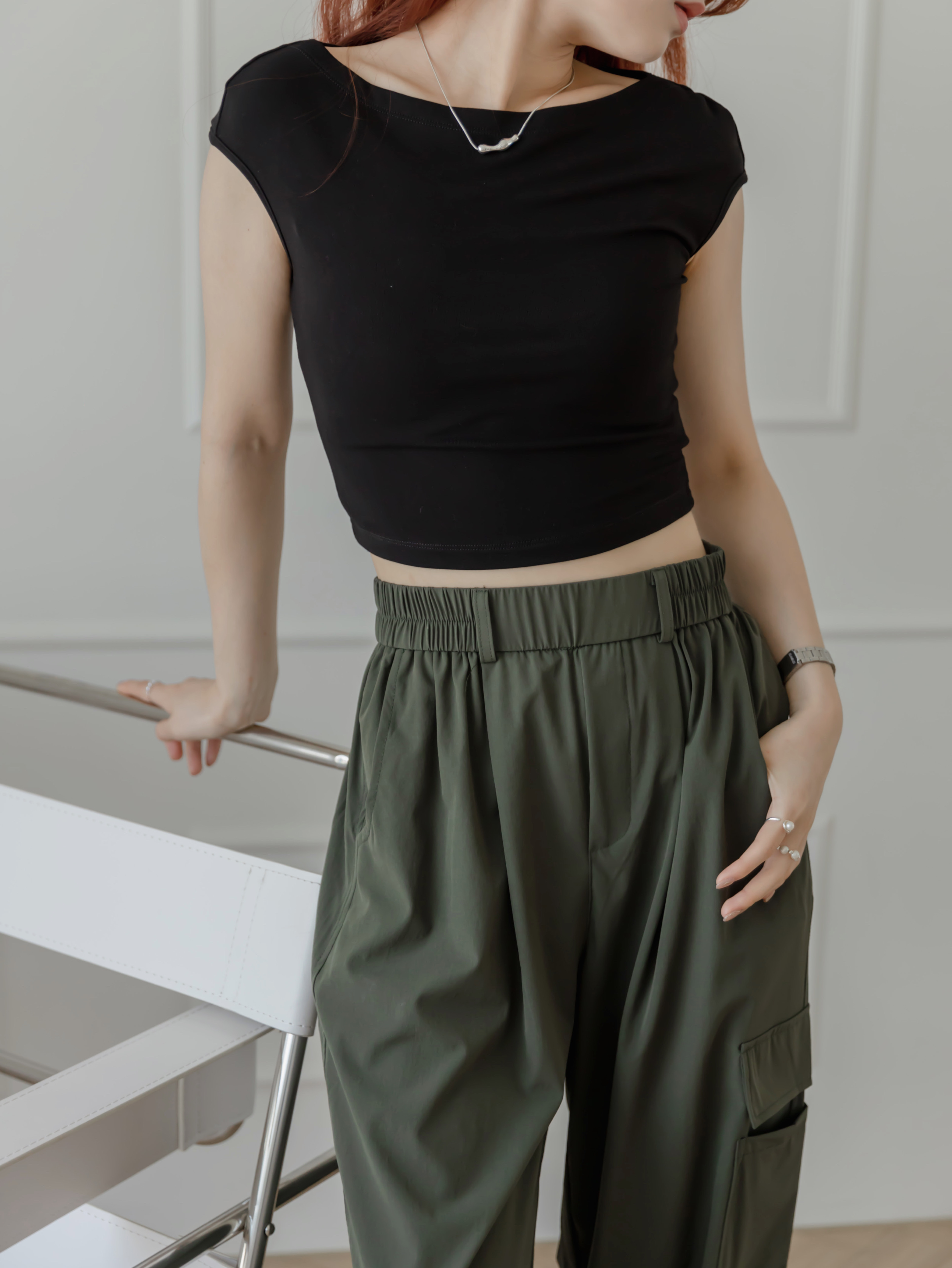 莫代爾微一字領氣質黑Ｔ