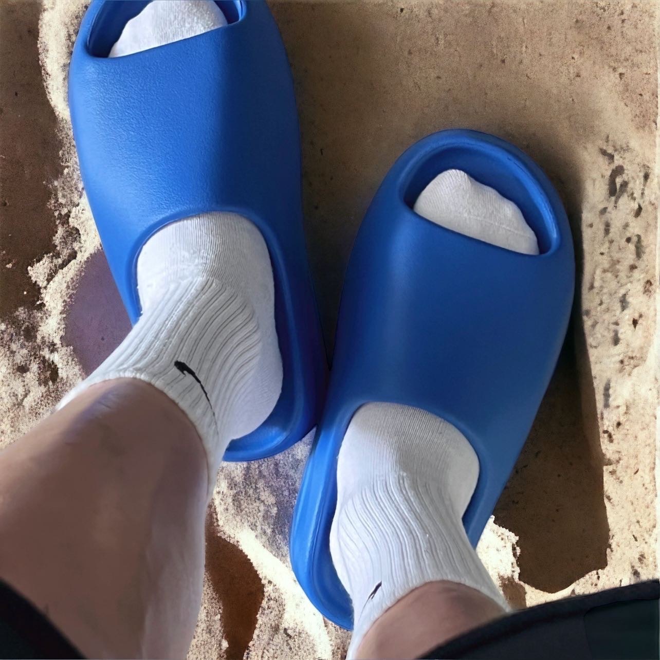 Adidas Yeezy slide “azure” 克萊因藍椰子拖限量開團（ID4133）