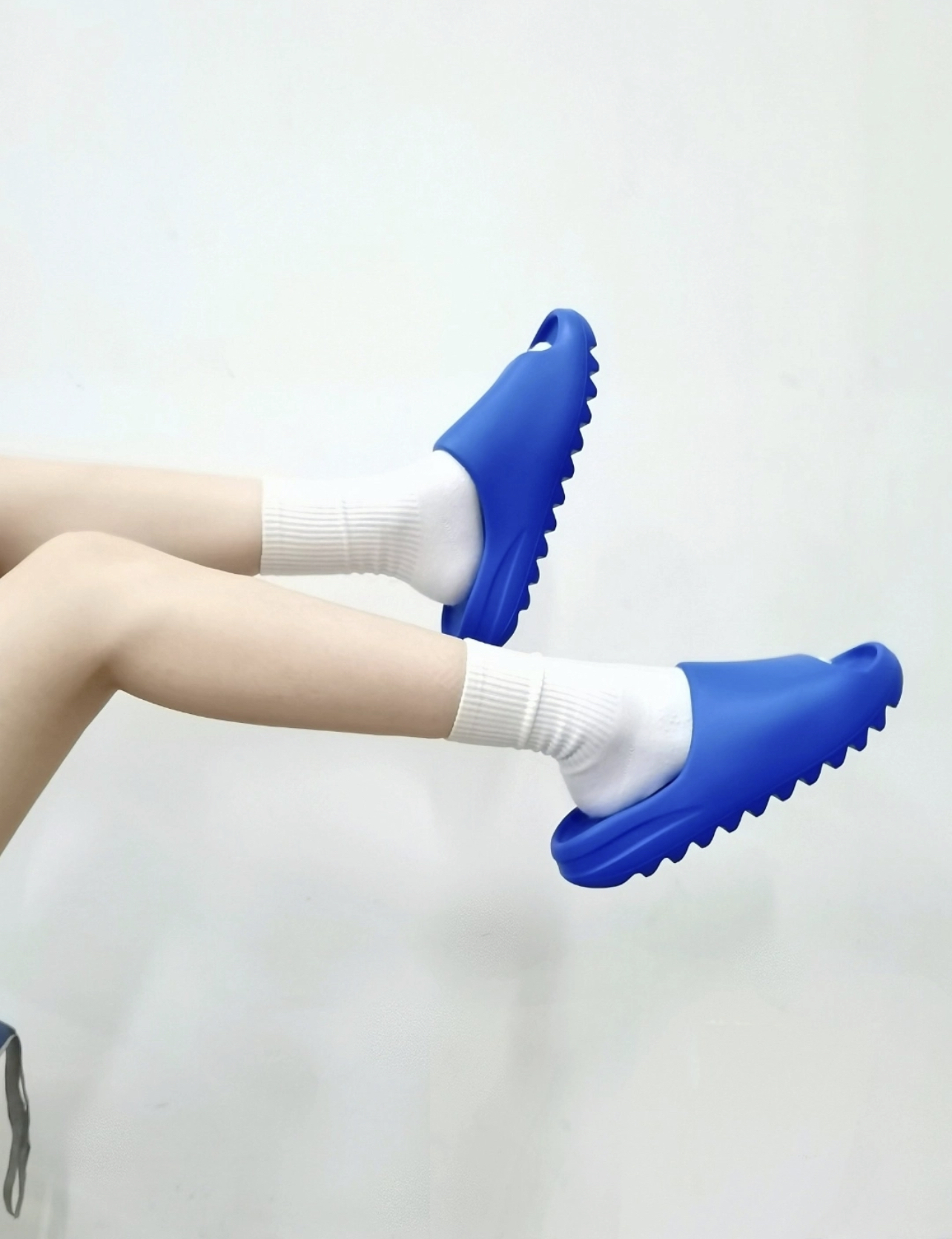 Adidas Yeezy slide “azure” 克萊因藍椰子拖限量開團（ID4133）