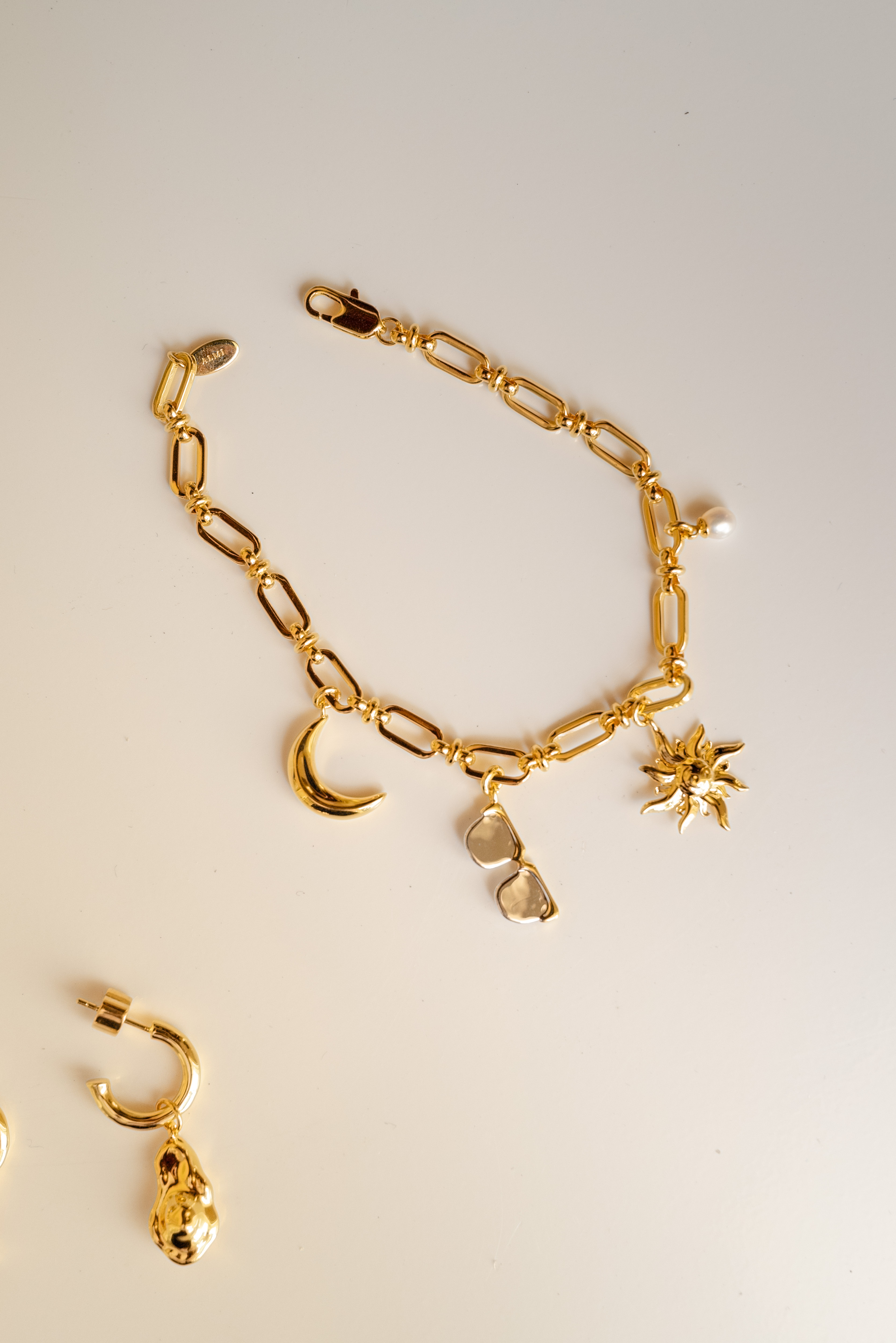 Tropical Paradise · 太陽月亮吊墜手鍊（金色）