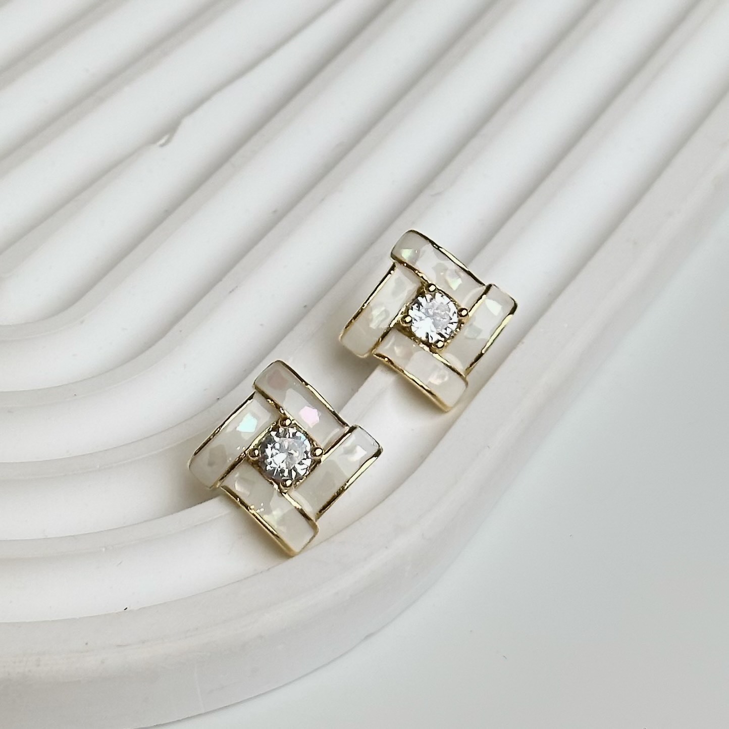 成長．單鑽白貝方塊耳貼