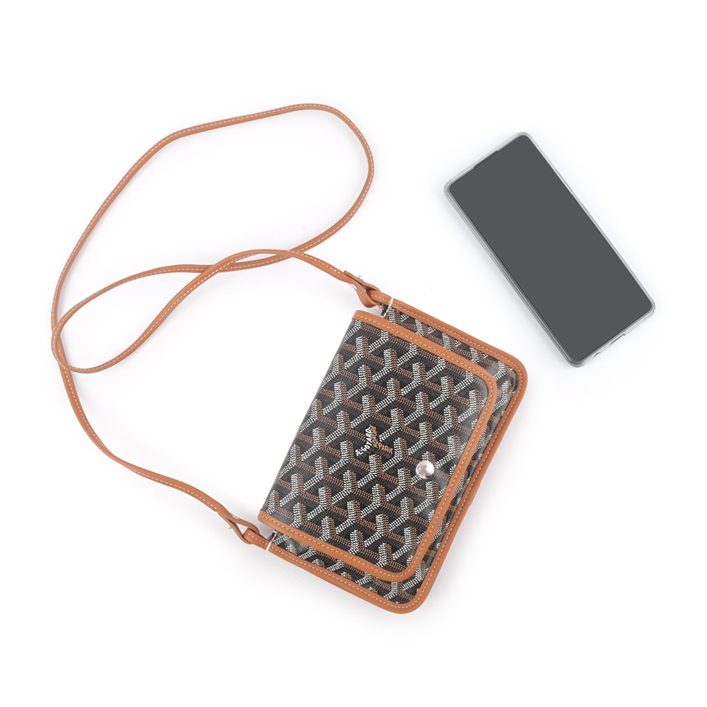 【GOYARD】Plumet PM 塗層帆布扁形皮夾式斜背包(焦糖色)