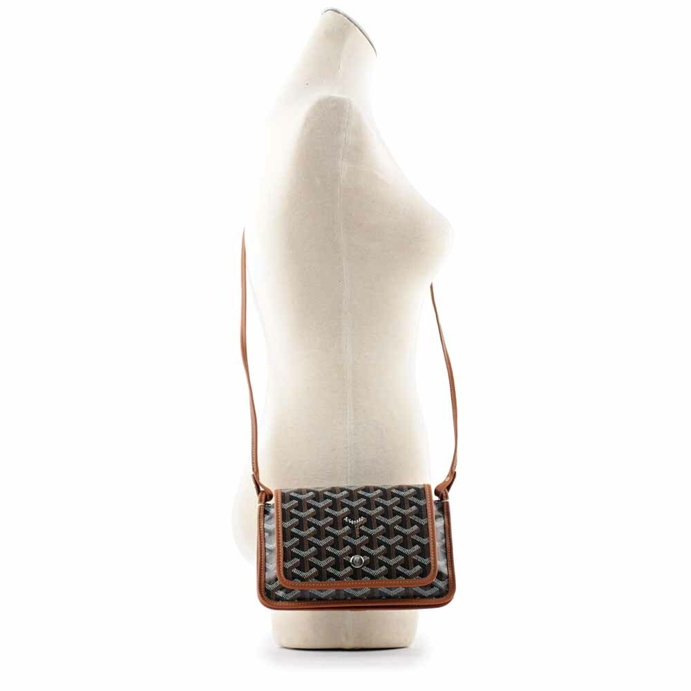 【GOYARD】Plumet PM 塗層帆布扁形皮夾式斜背包(焦糖色)