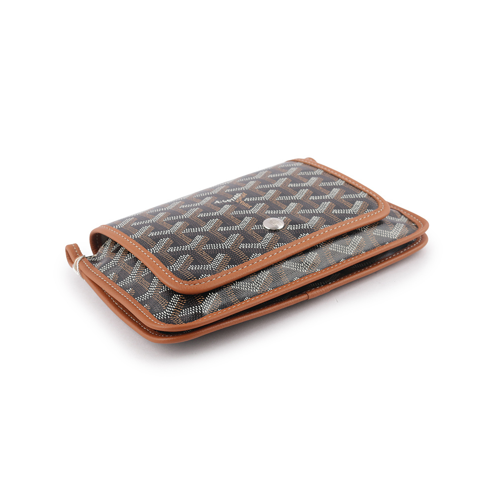 【GOYARD】Plumet PM 塗層帆布扁形皮夾式斜背包(焦糖色)