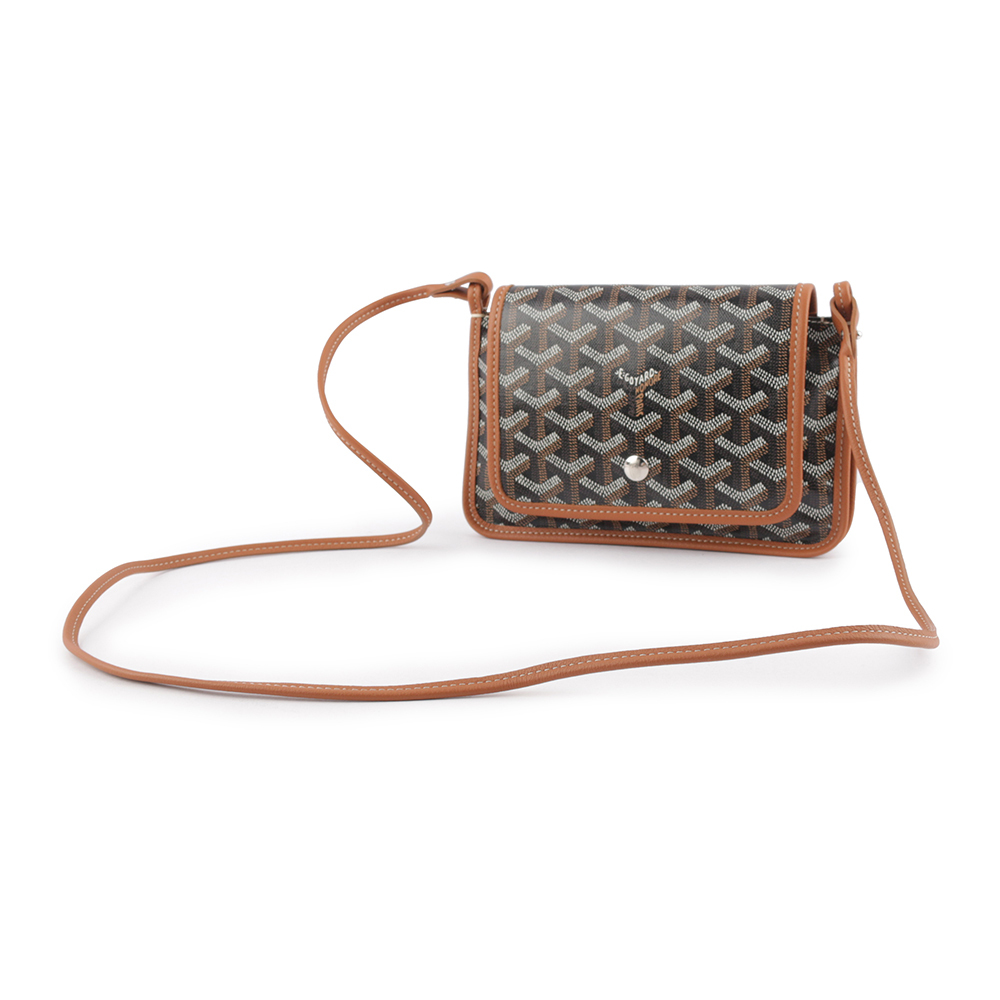 【GOYARD】Plumet PM 塗層帆布扁形皮夾式斜背包(焦糖色)