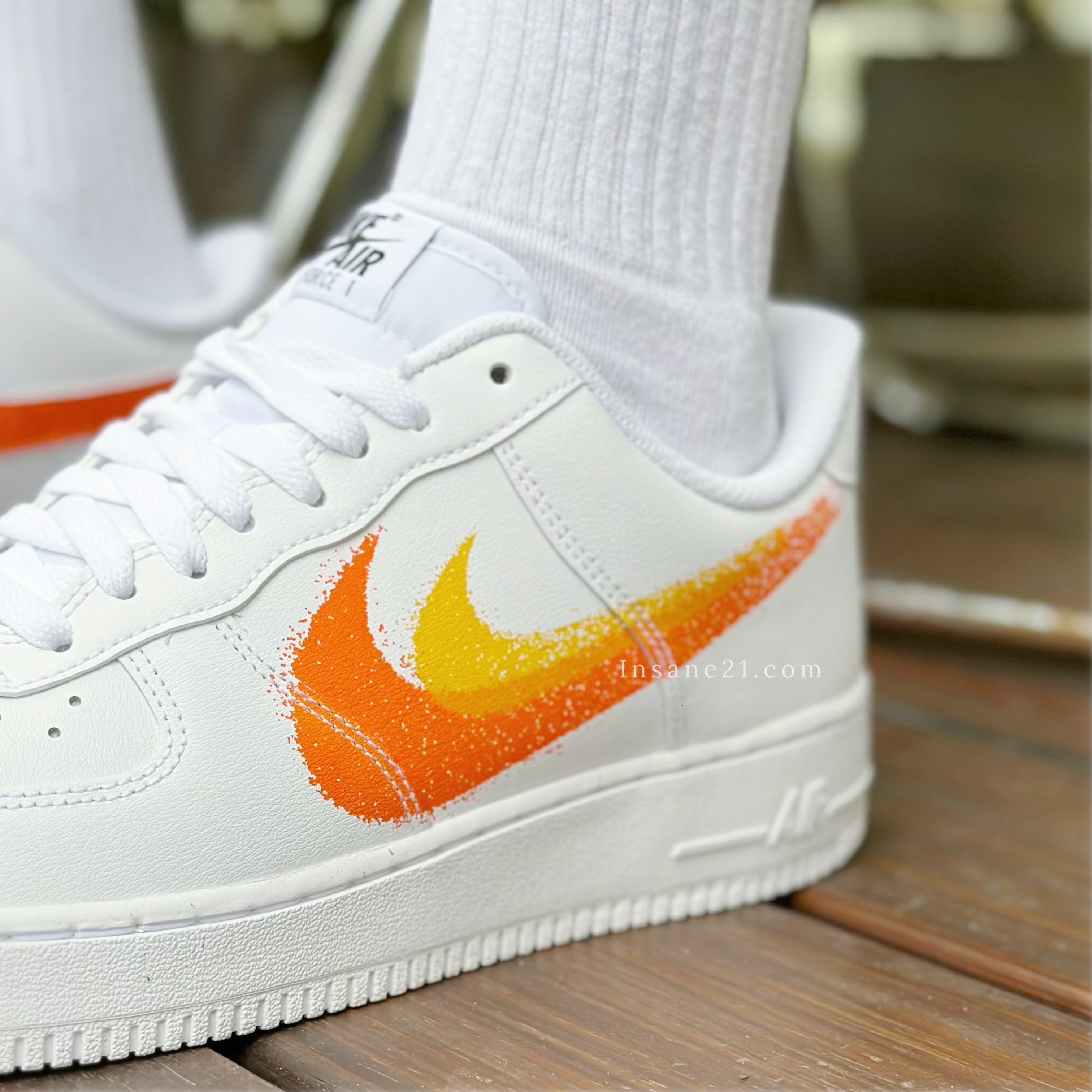 NIKE AIR FORCE 1 白橘噴漆雙勾FJ4228-100