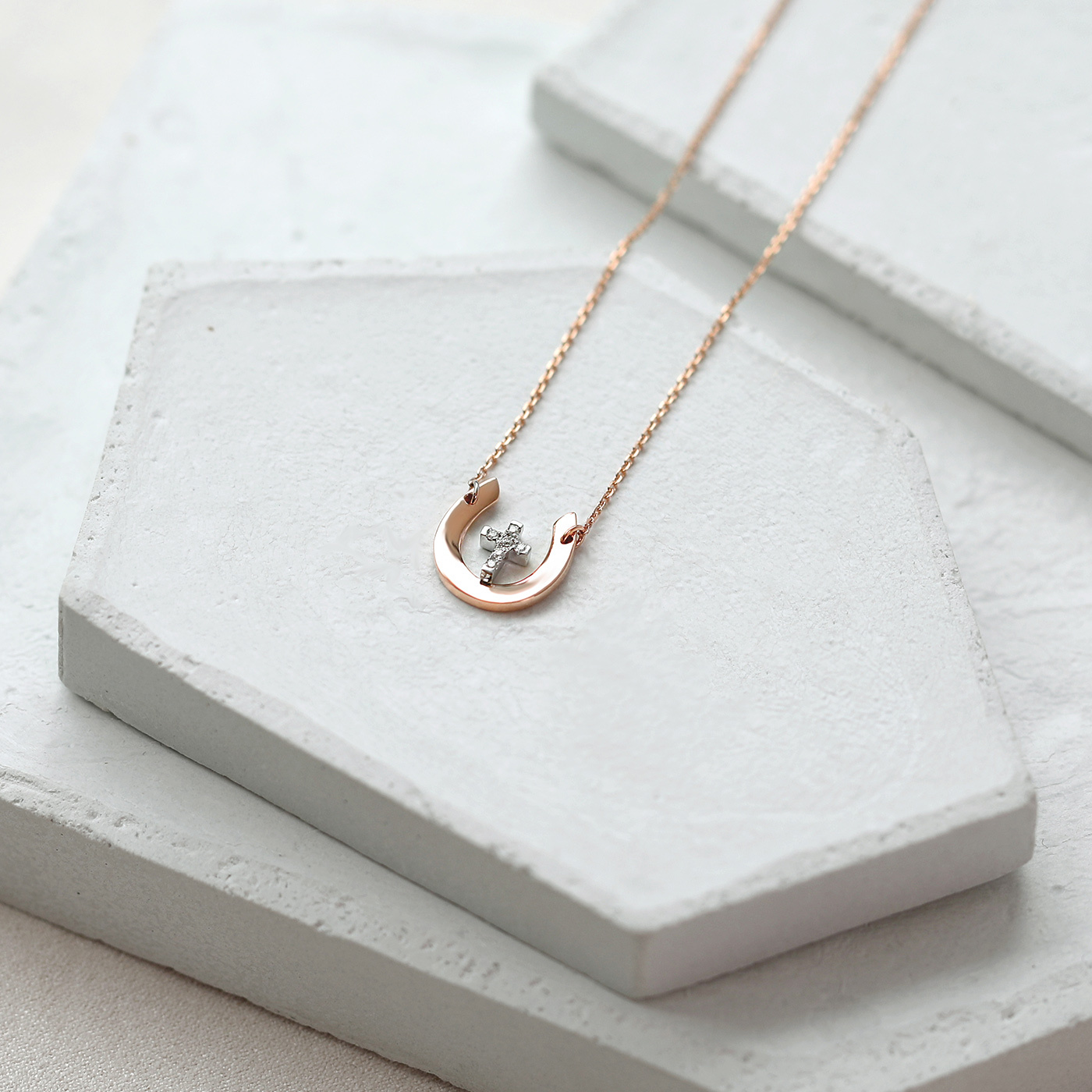 幸運馬蹄鐵 — 2分十字架鑽石項鍊