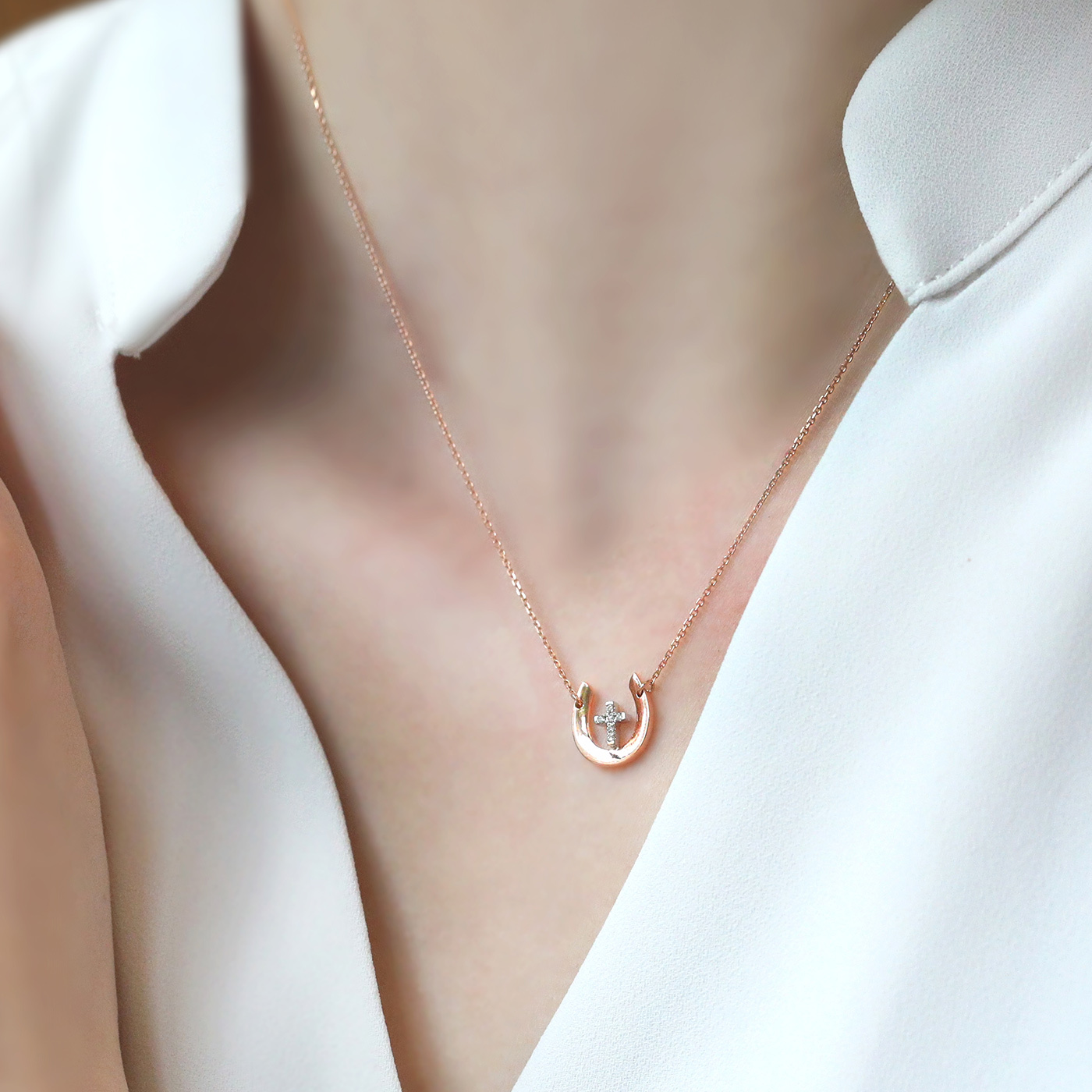 幸運馬蹄鐵— 2分十字架鑽石項鍊