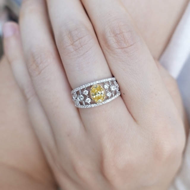 18K金彩黃鑽石戒指 - 橢圓形