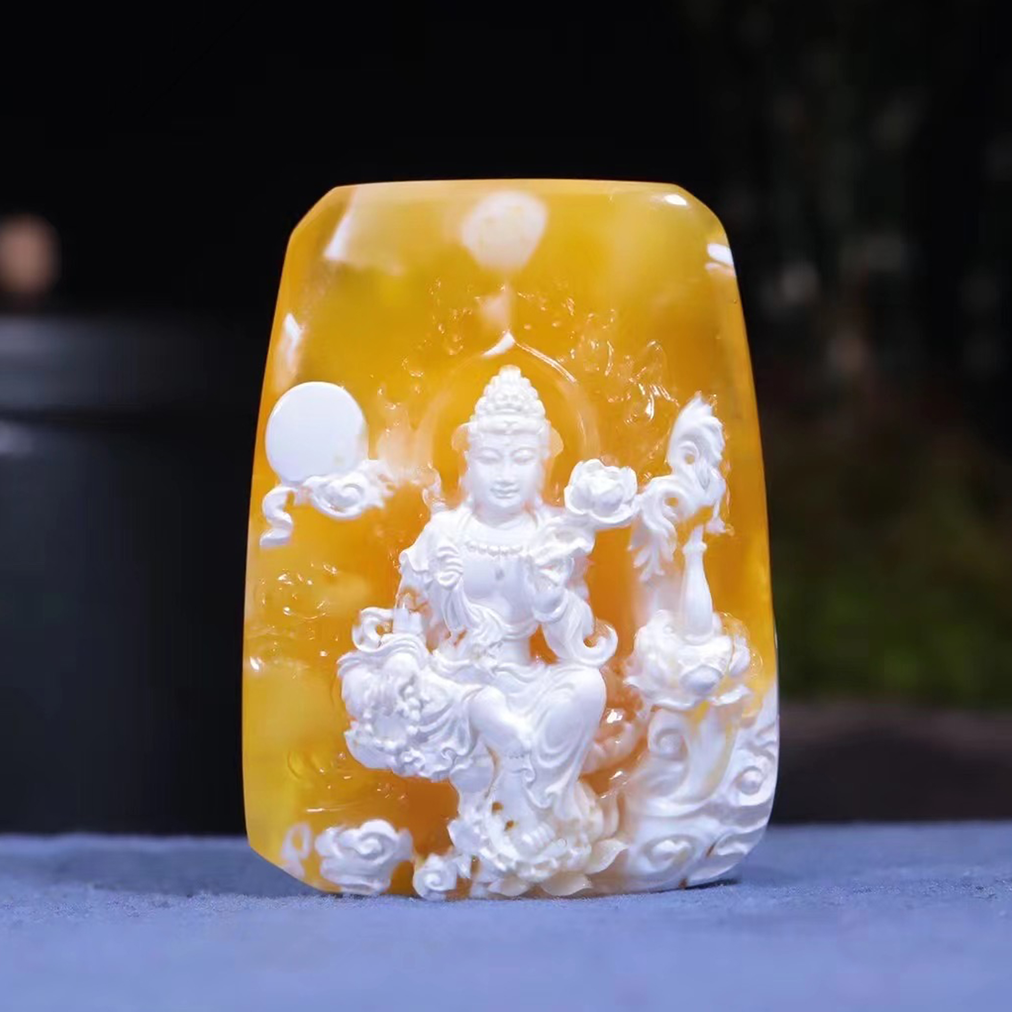 (結緣欣賞)傳家孤品3A天然俄羅斯金瓷白蜜蠟大師精雕落款觀音掛牌