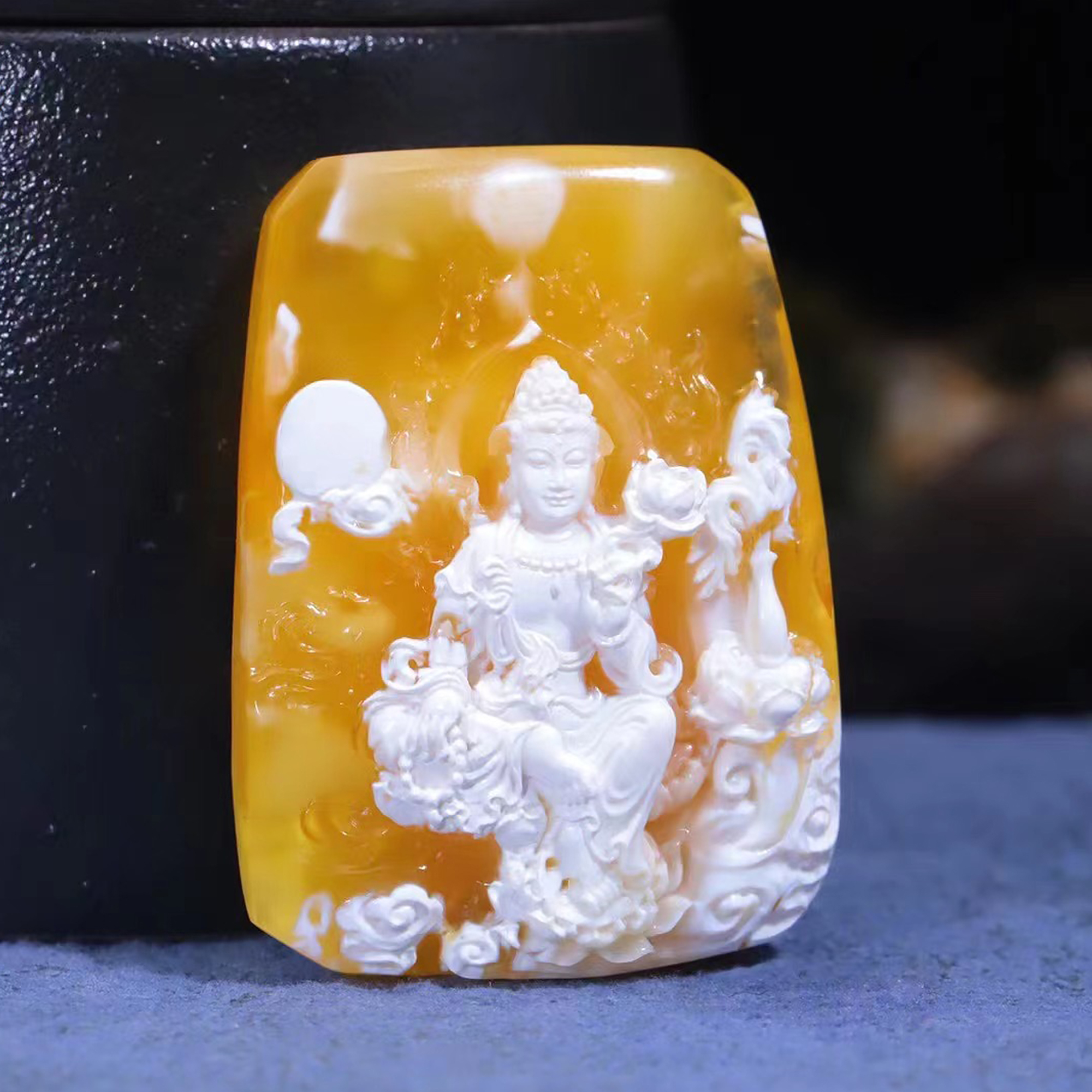 (結緣欣賞)傳家孤品3A天然俄羅斯金瓷白蜜蠟大師精雕落款觀音掛牌
