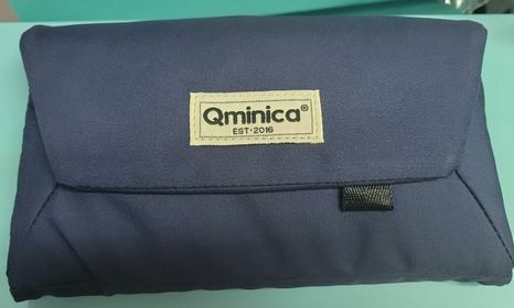 現貨🇯🇵日本年輕品牌 Qminica 斜孭袋 【超輕便 200g 多暗格超實用】（QC140）