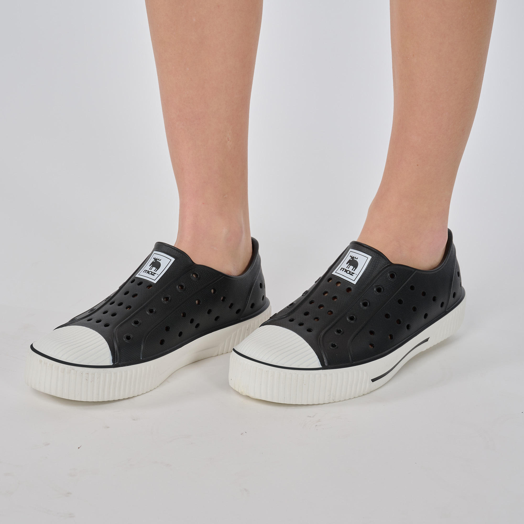 moz瑞典 駝鹿 雙色洞洞餅乾水鞋 (奶蓋萬年黑) 全球首創 舒適厚底 防潑水+全防水-附鞋扣