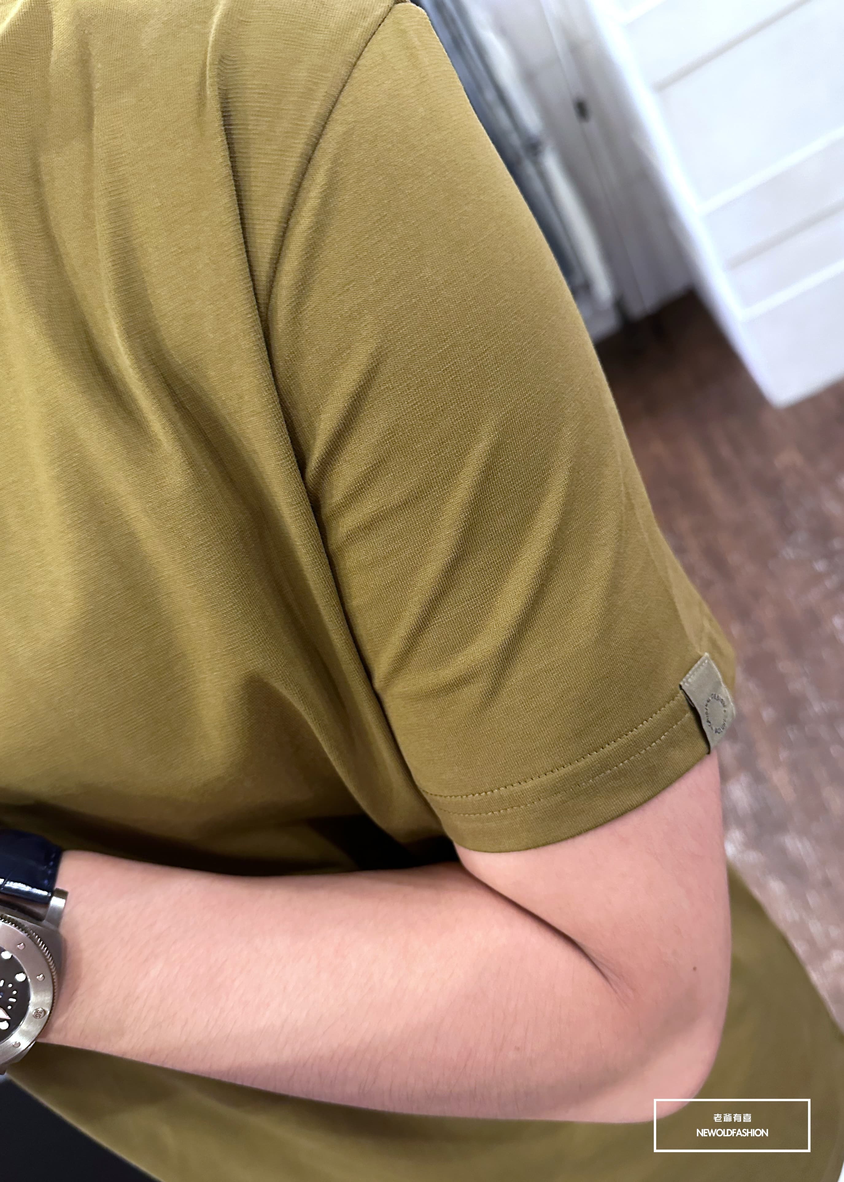 『新品上市』重磅全素修身剪裁短T(NOF2303C40001)-咖啡