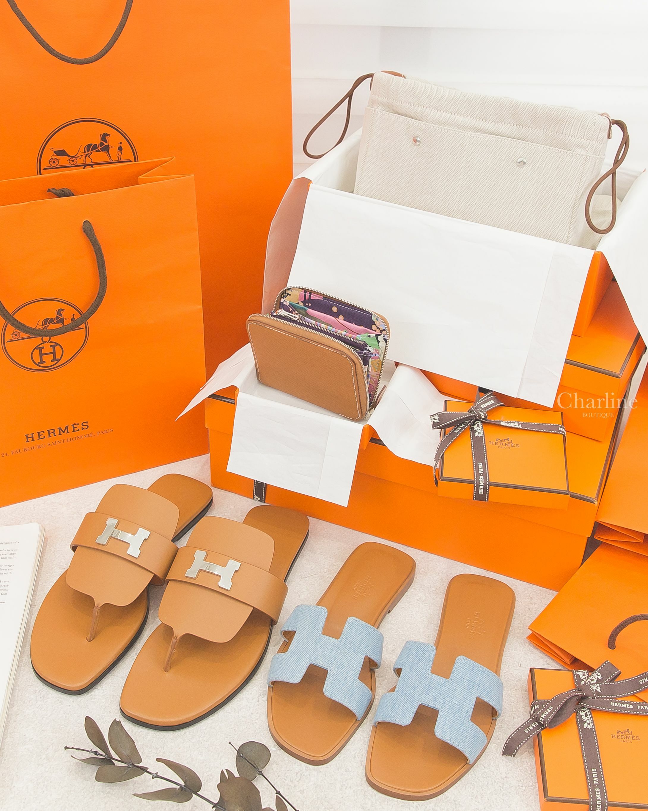 Hermès Galerie Sandal 自然駝色小牛皮黑底銀釦橡膠人字平底拖鞋,淺藍色牛仔 H Logo 焦糖色小牛皮平底拖鞋,U刻焦糖色絲巾拉鍊短夾,自然色小型帆布拼棕色小牛皮內袋-Charline Boutique 精品代購