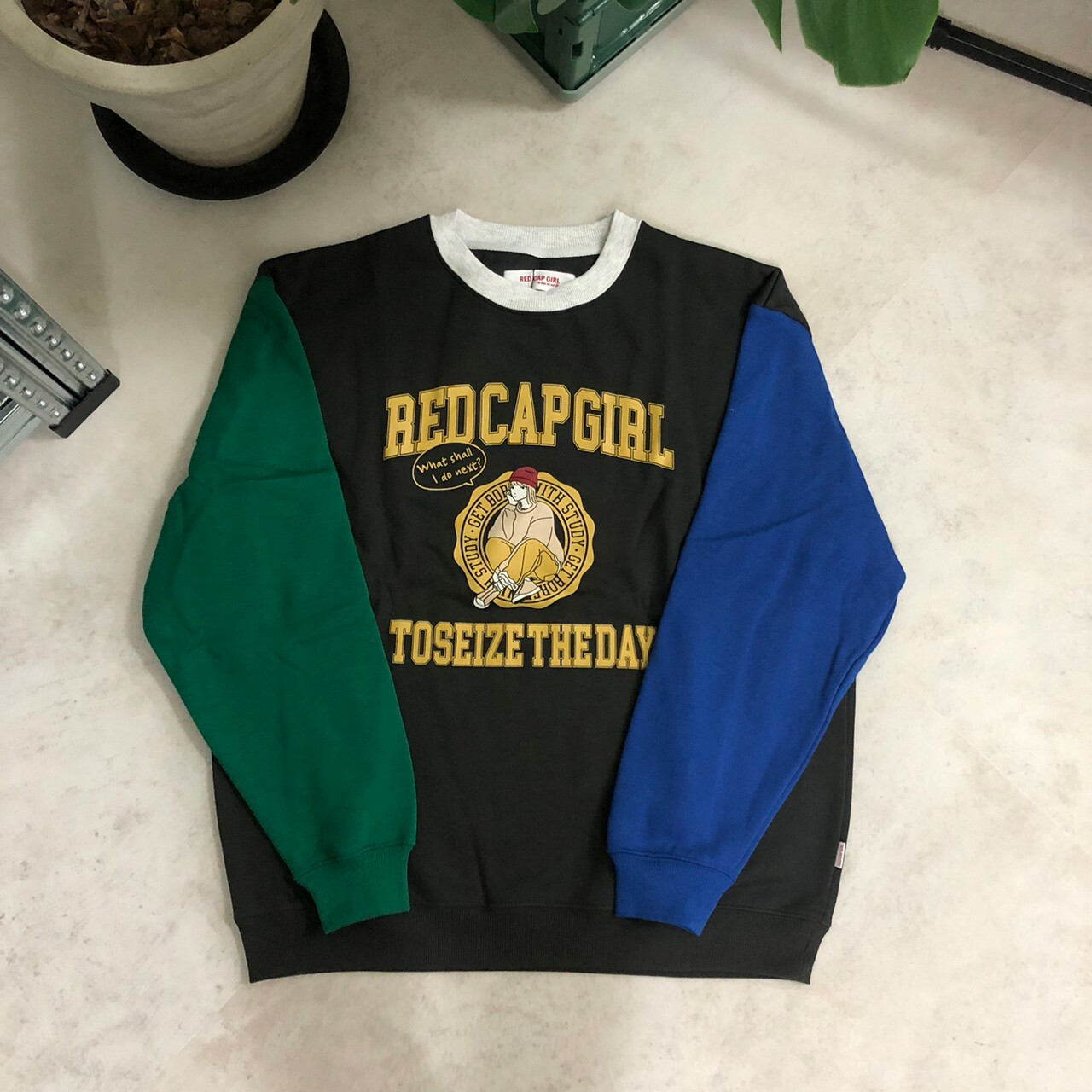 Red Cap Girl 羊毛襯裡正面印花大學Tee 22512