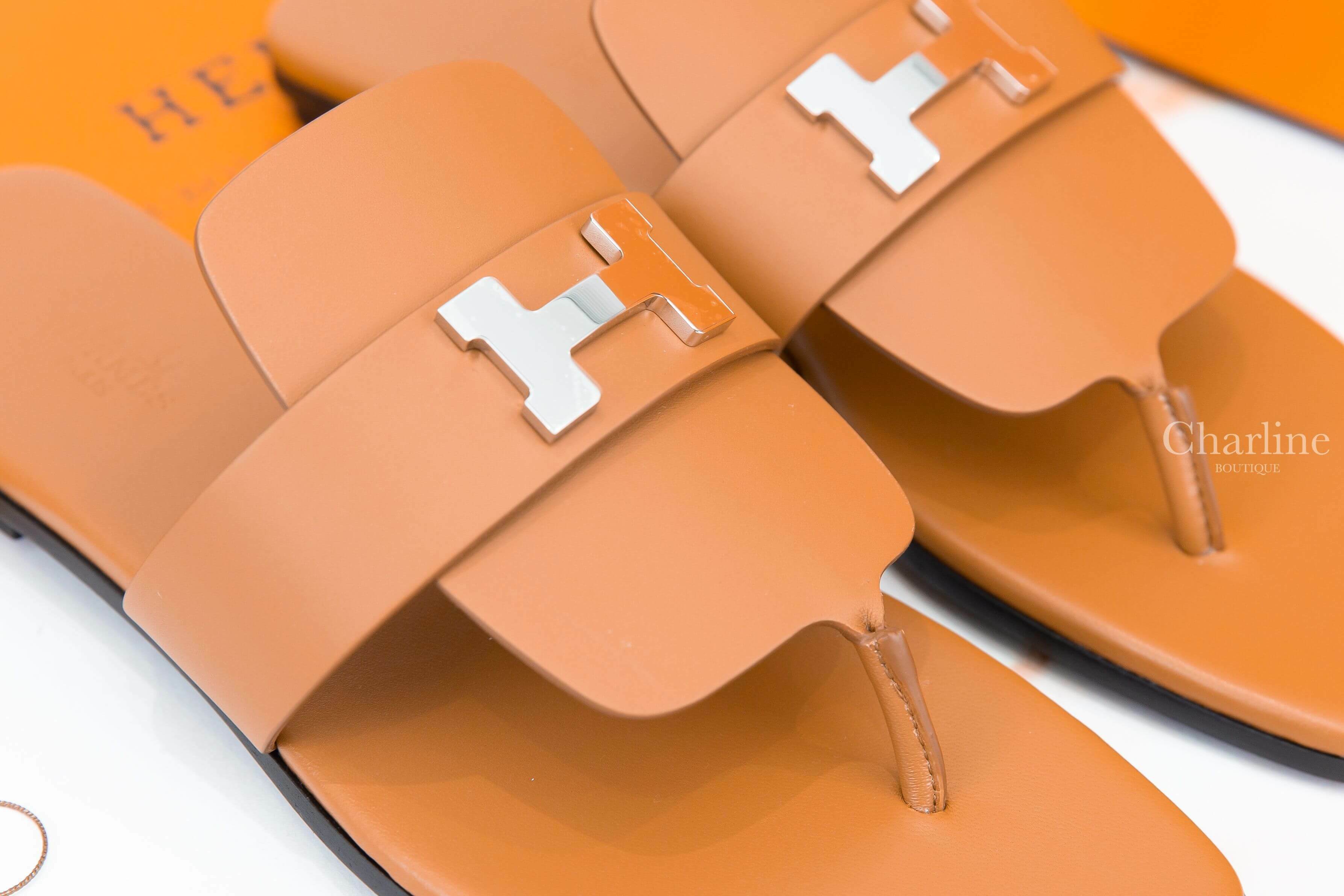 Hermès Galerie Sandal 自然駝色小牛皮黑底銀釦橡膠人字平底拖鞋
