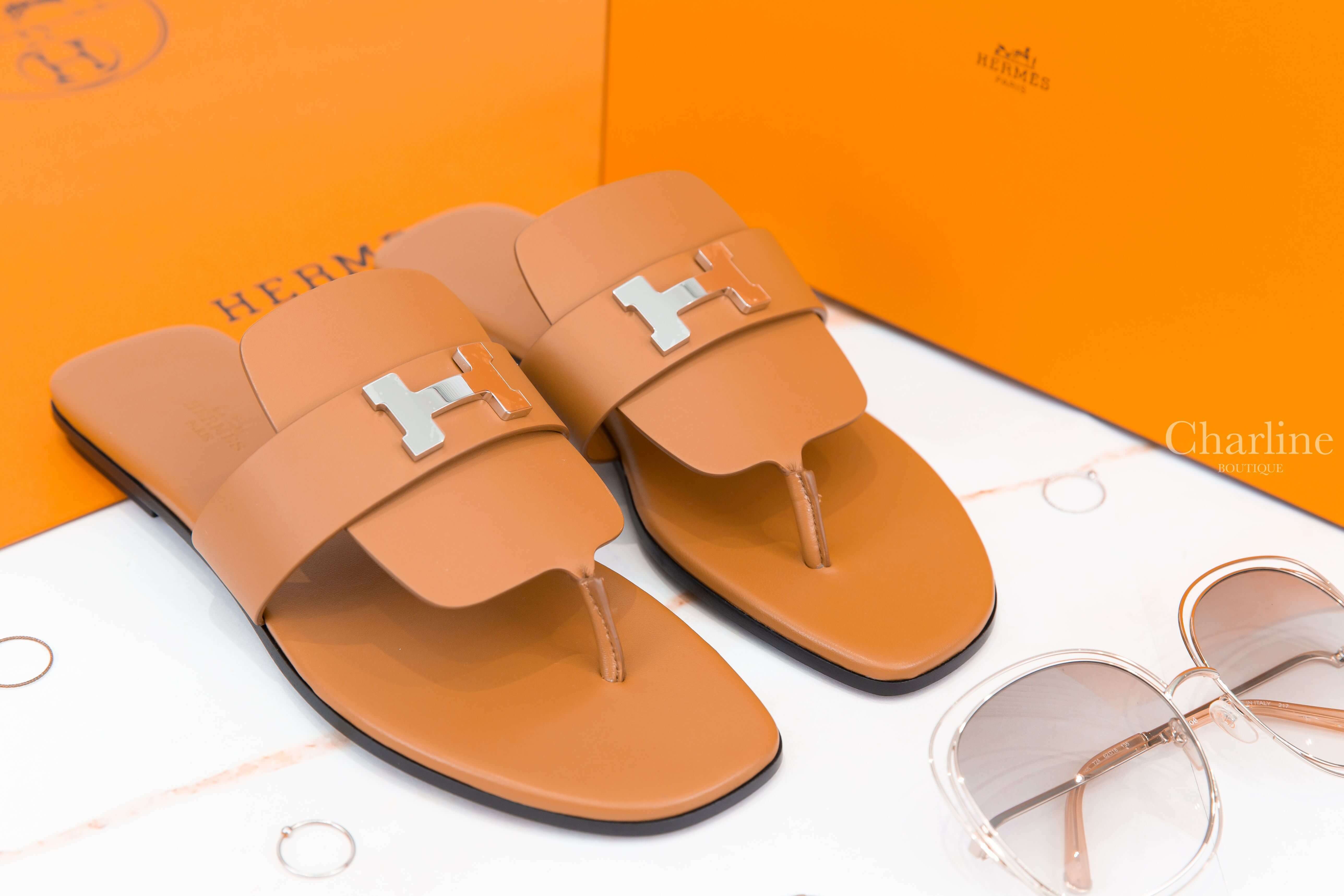 Hermès Galerie Sandal 自然駝色小牛皮黑底銀釦橡膠人字平底拖鞋