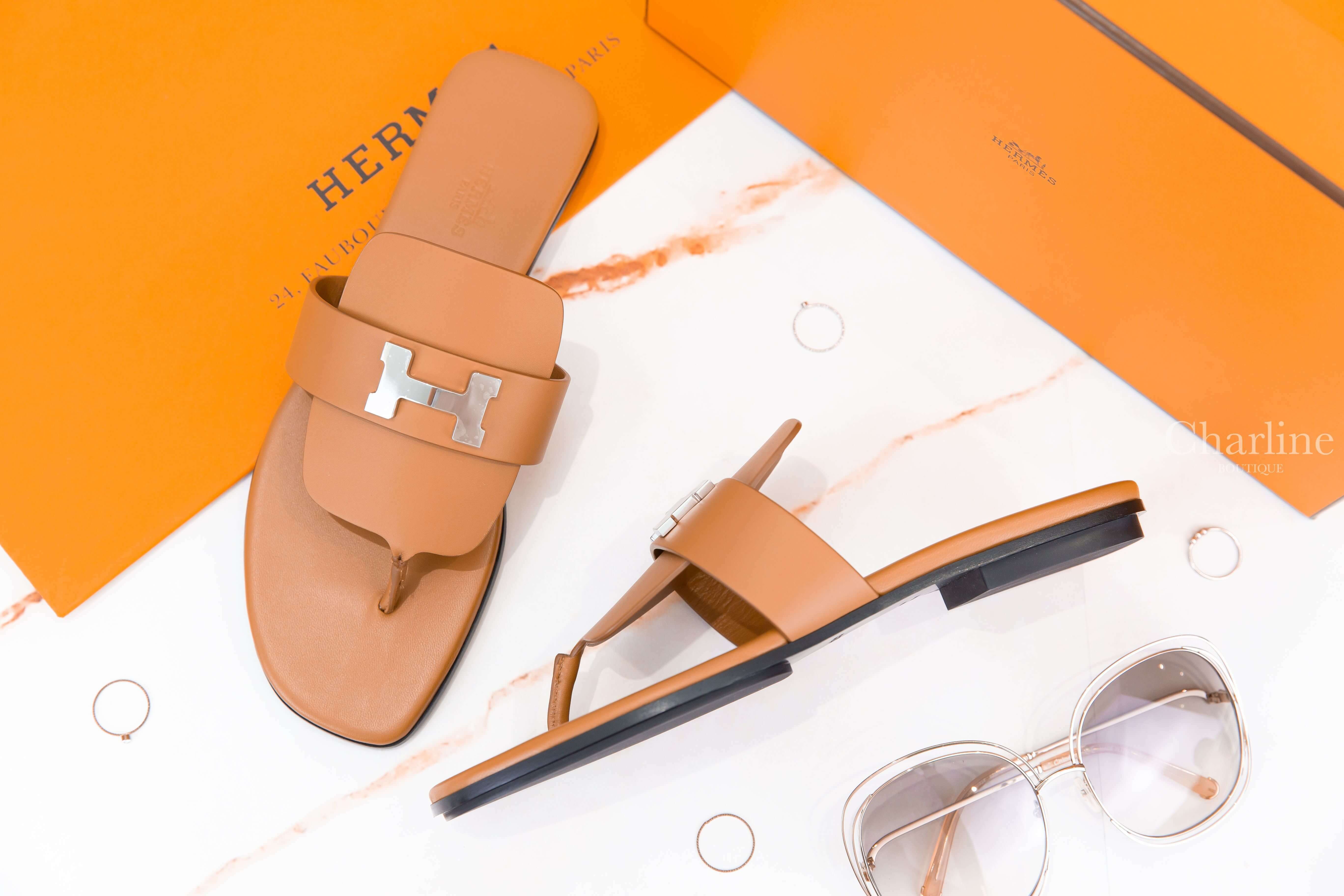 Hermès Galerie Sandal 自然駝色小牛皮黑底銀釦橡膠人字平底拖鞋-Charline Boutique 精品代購