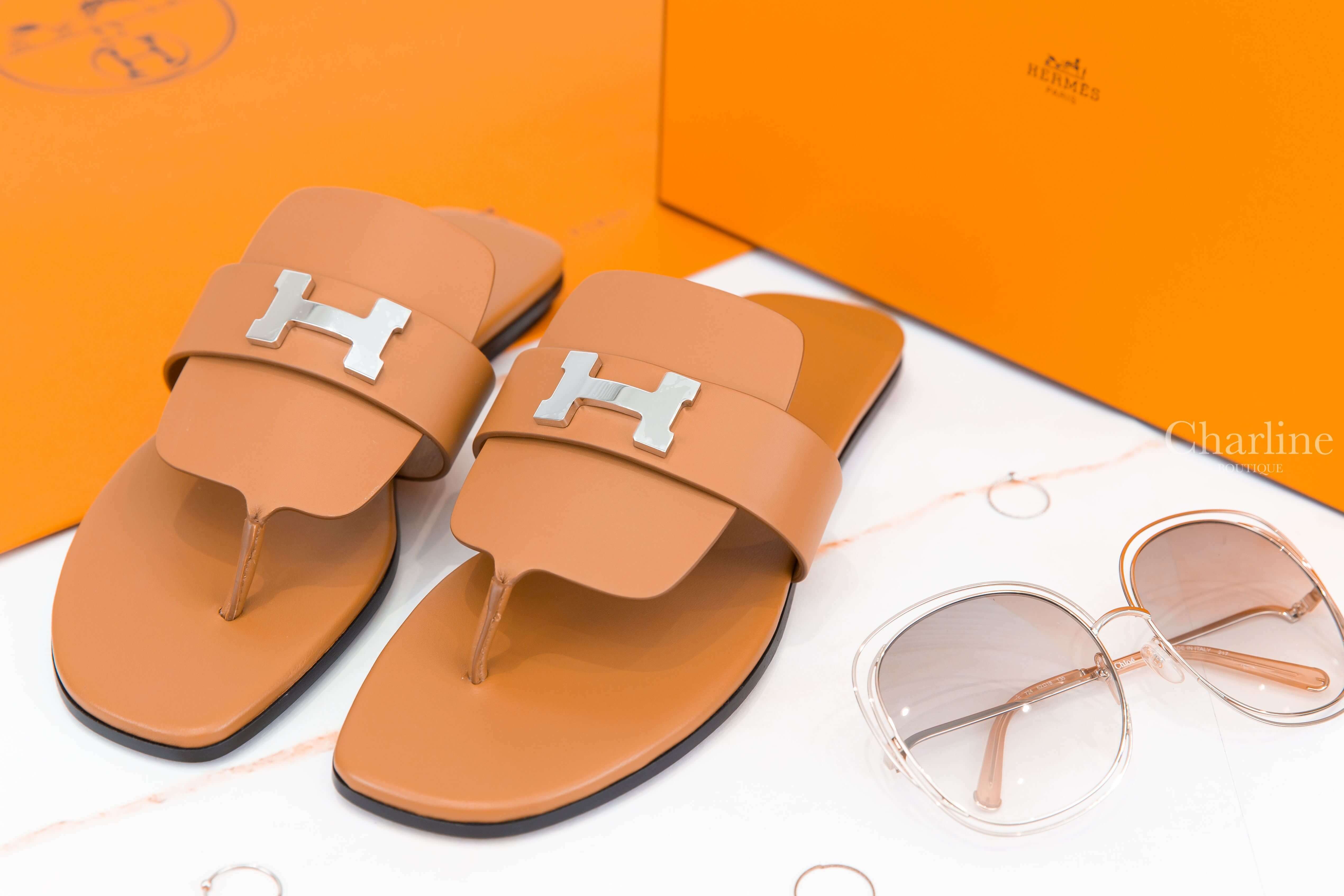 Hermès Galerie Sandal 自然駝色小牛皮黑底銀釦橡膠人字平底拖鞋-Charline Boutique 精品代購