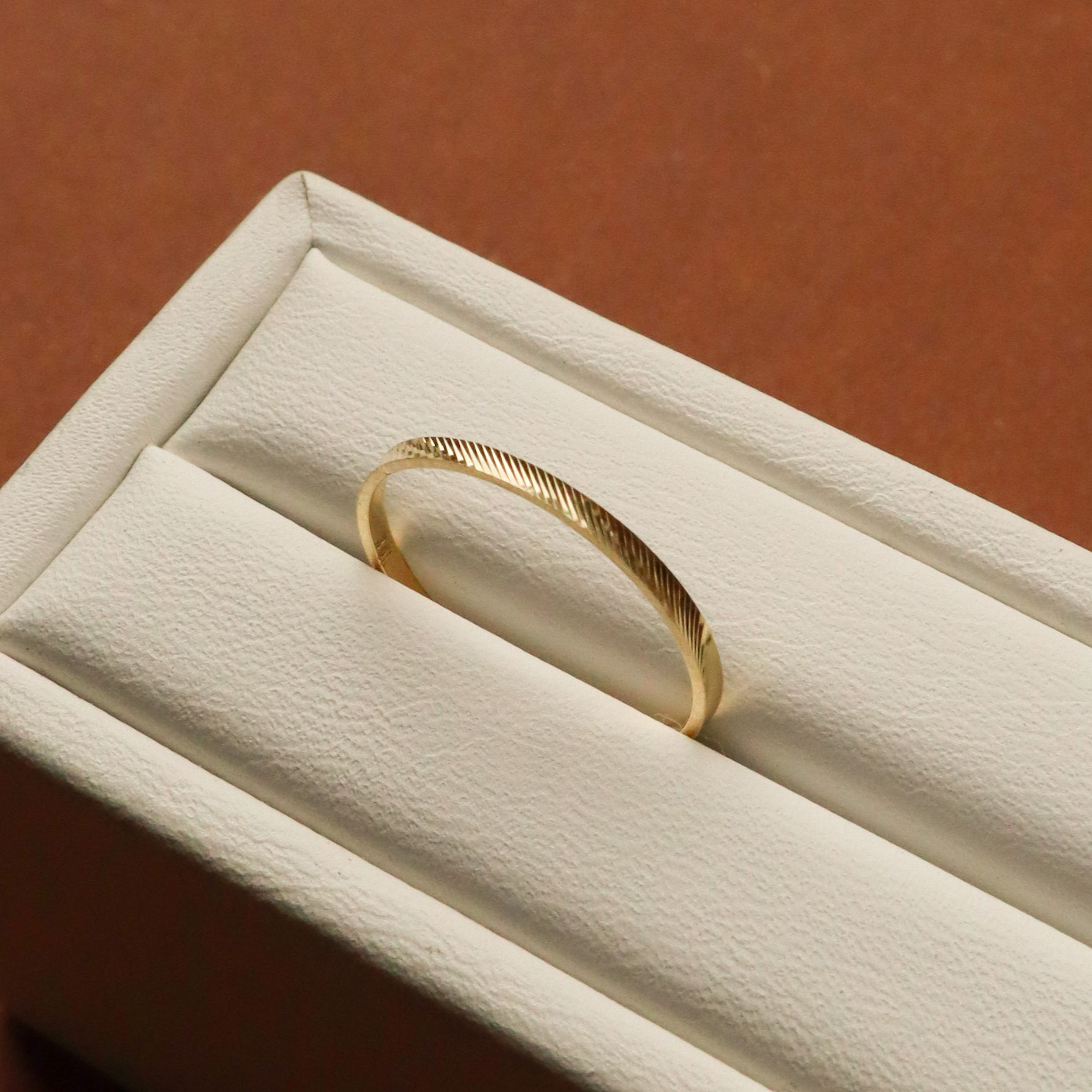 10K/微光斜影戒指