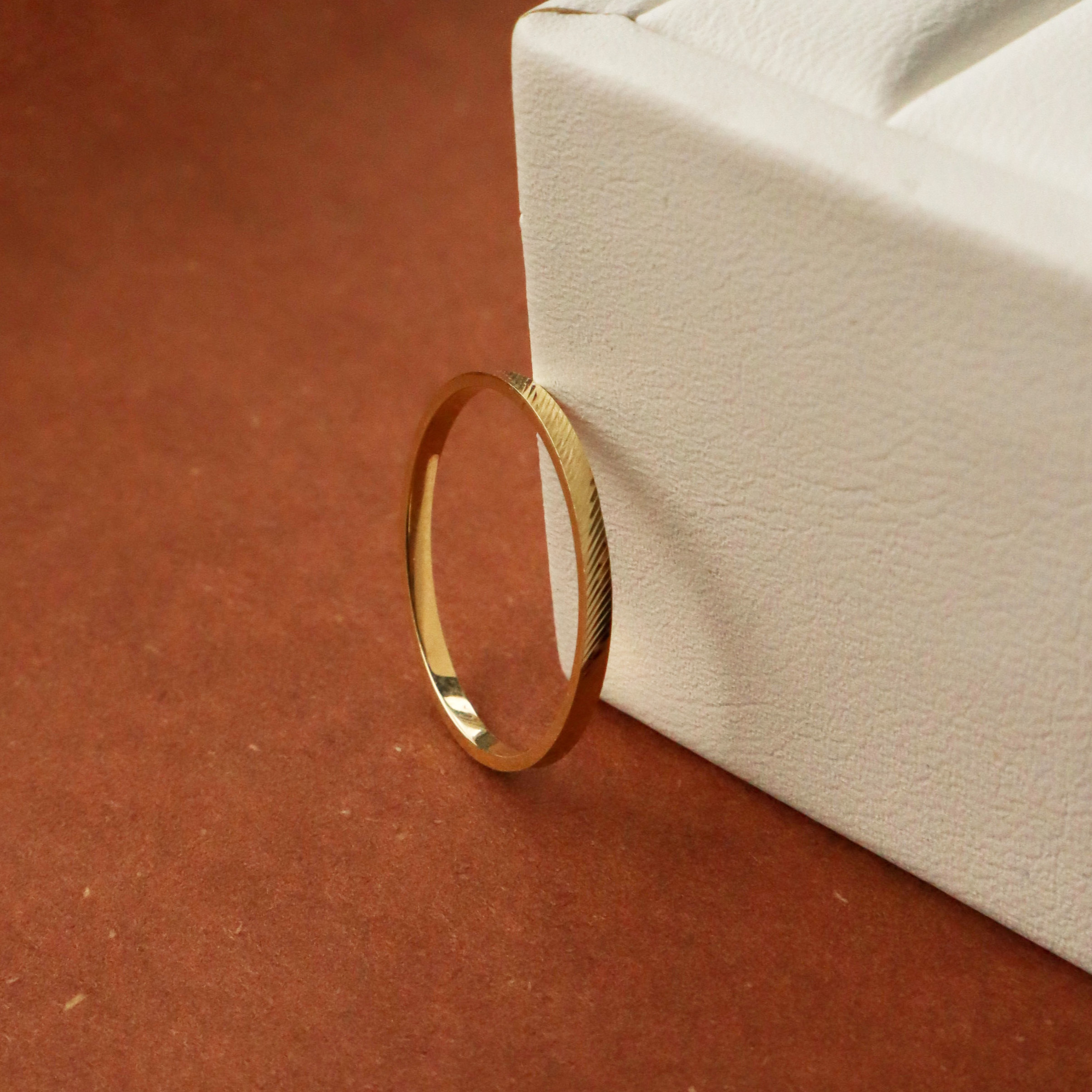 10K/微光斜影戒指