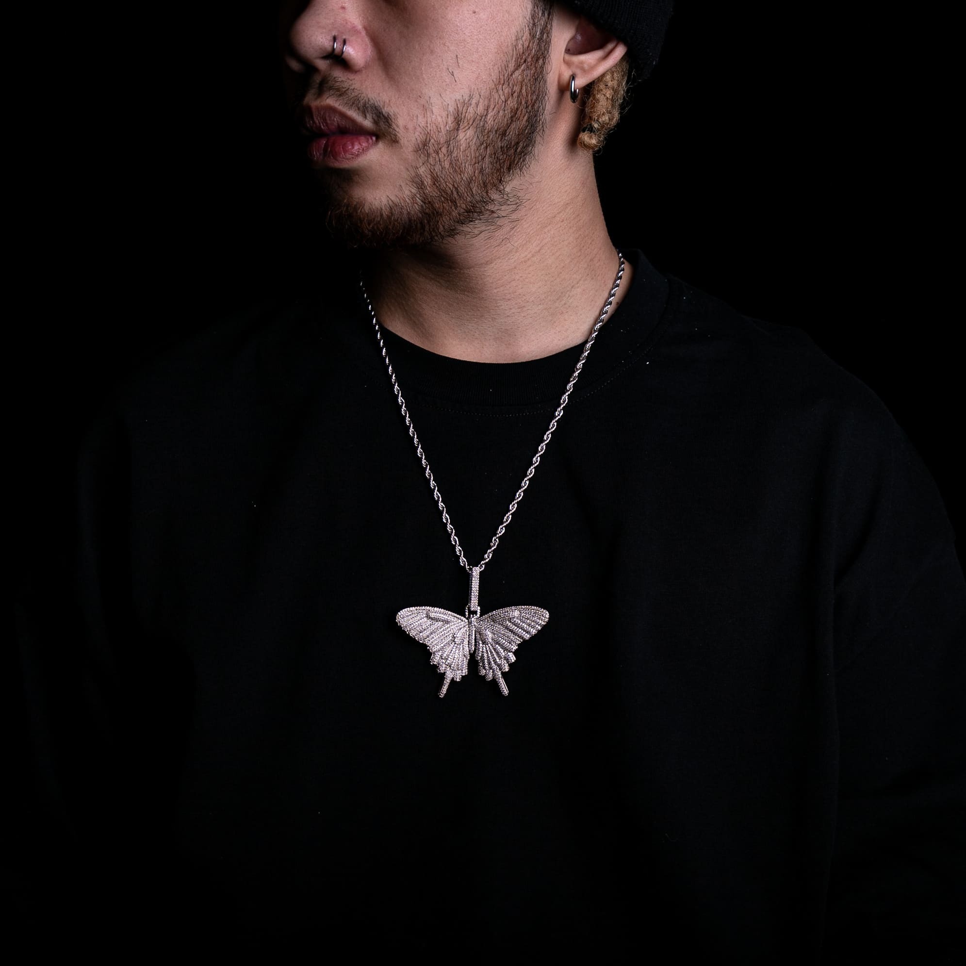 滿鑲立體蝴蝶墜飾