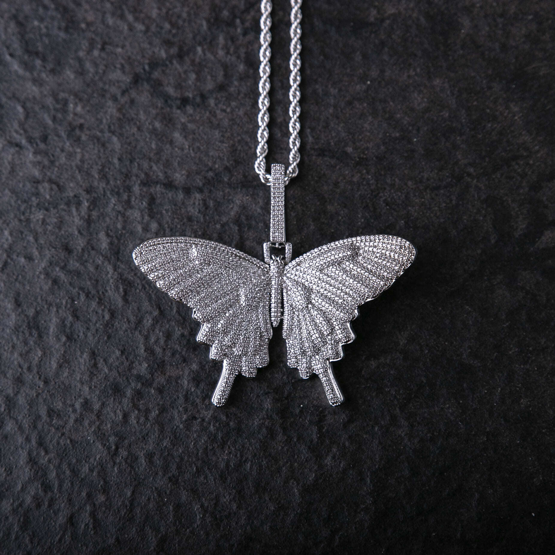 滿鑲立體蝴蝶墜飾