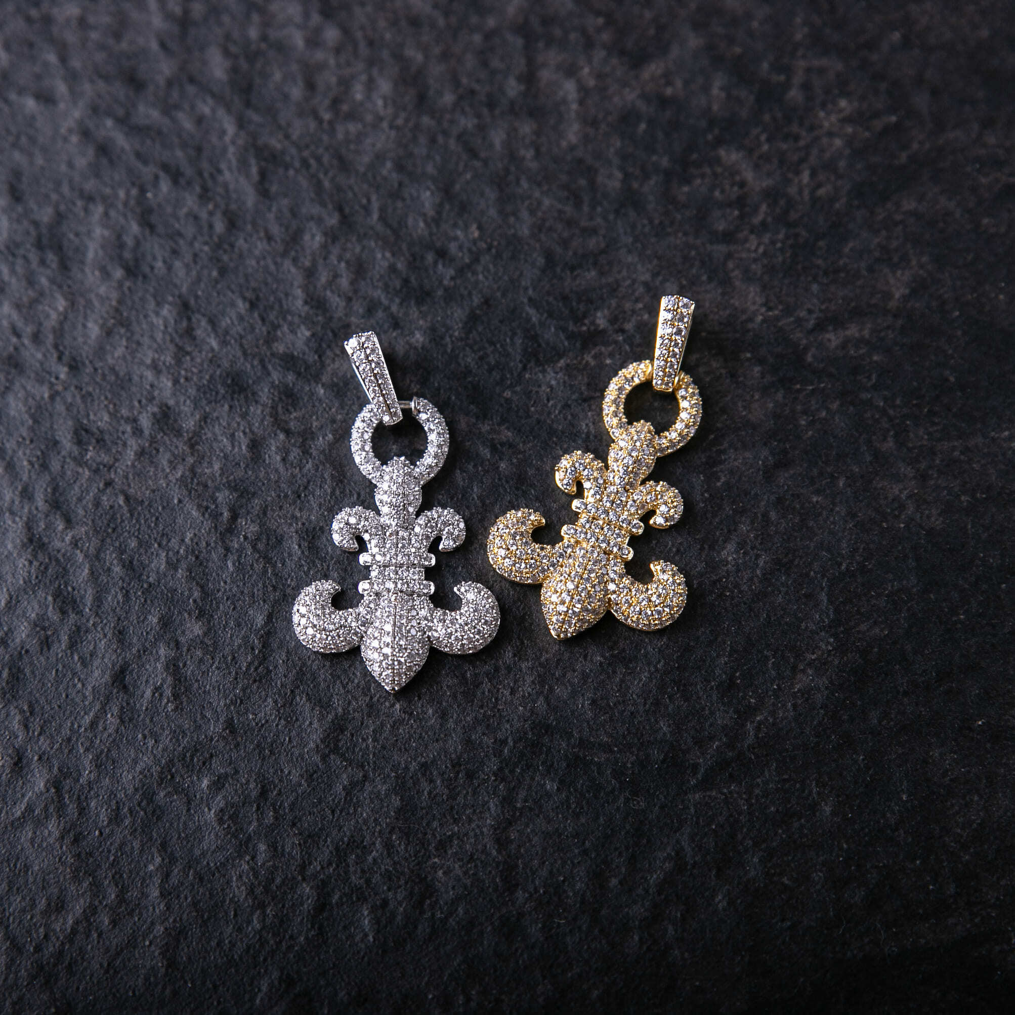 滿鑲鳶尾花標誌墜飾