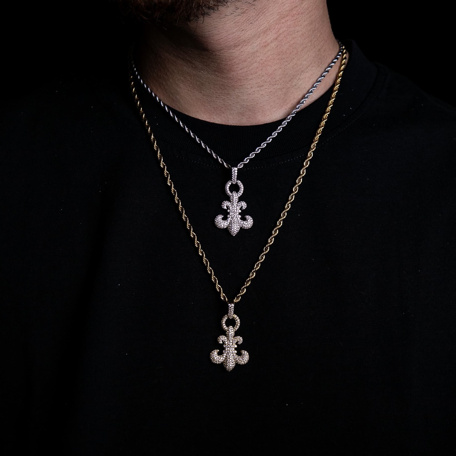 滿鑲鳶尾花標誌墜飾