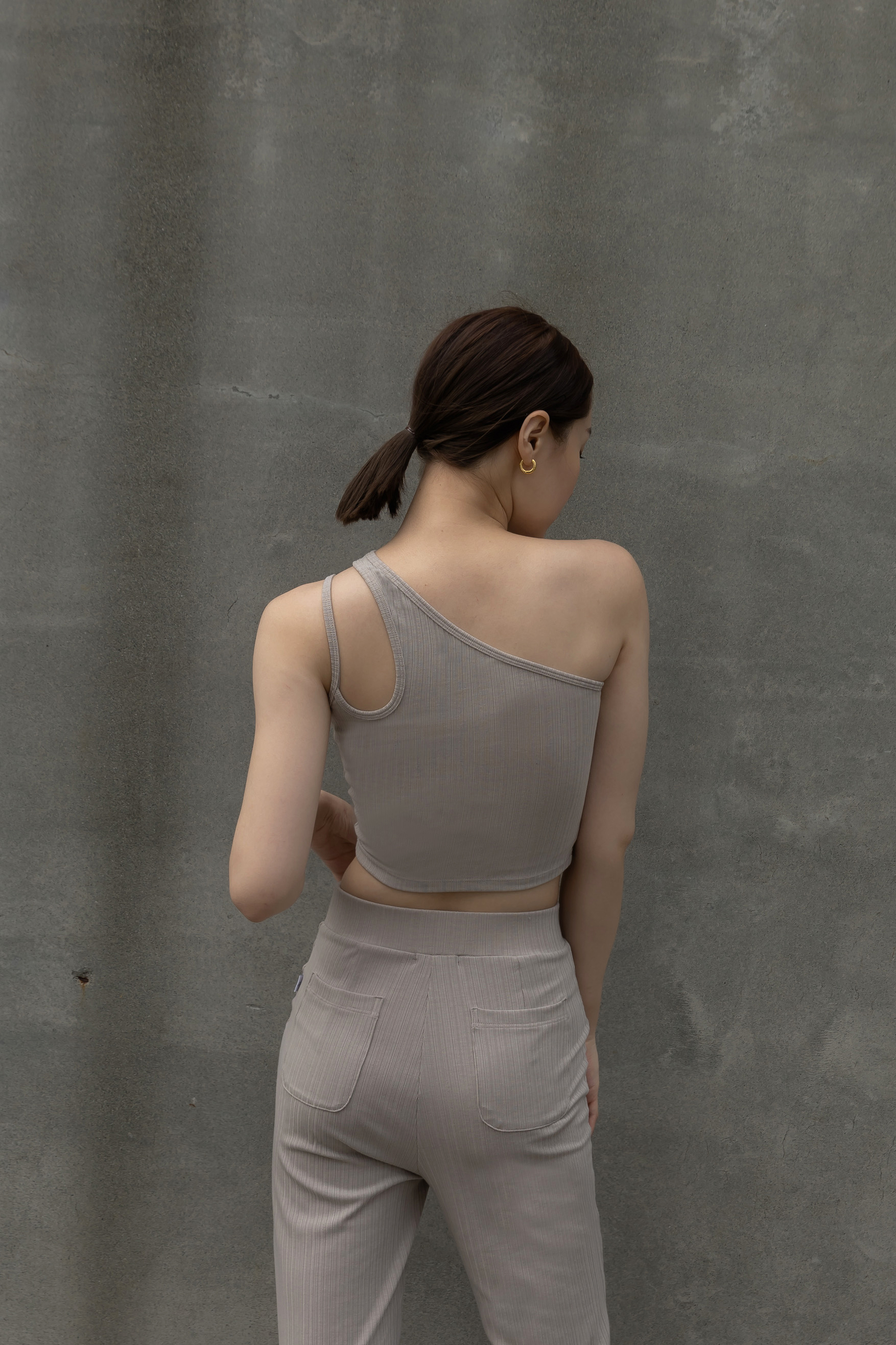 不對稱斜肩背心- 米杏