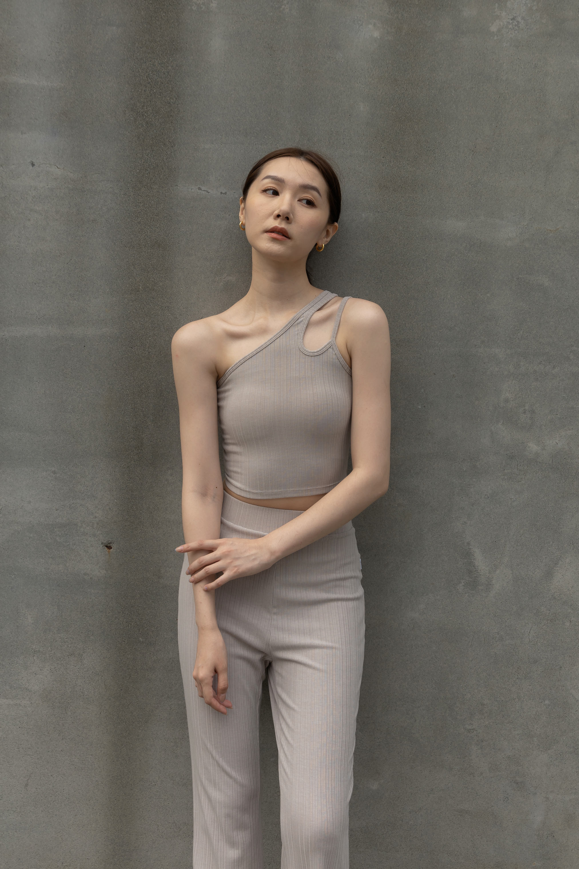 不對稱斜肩背心- 米杏