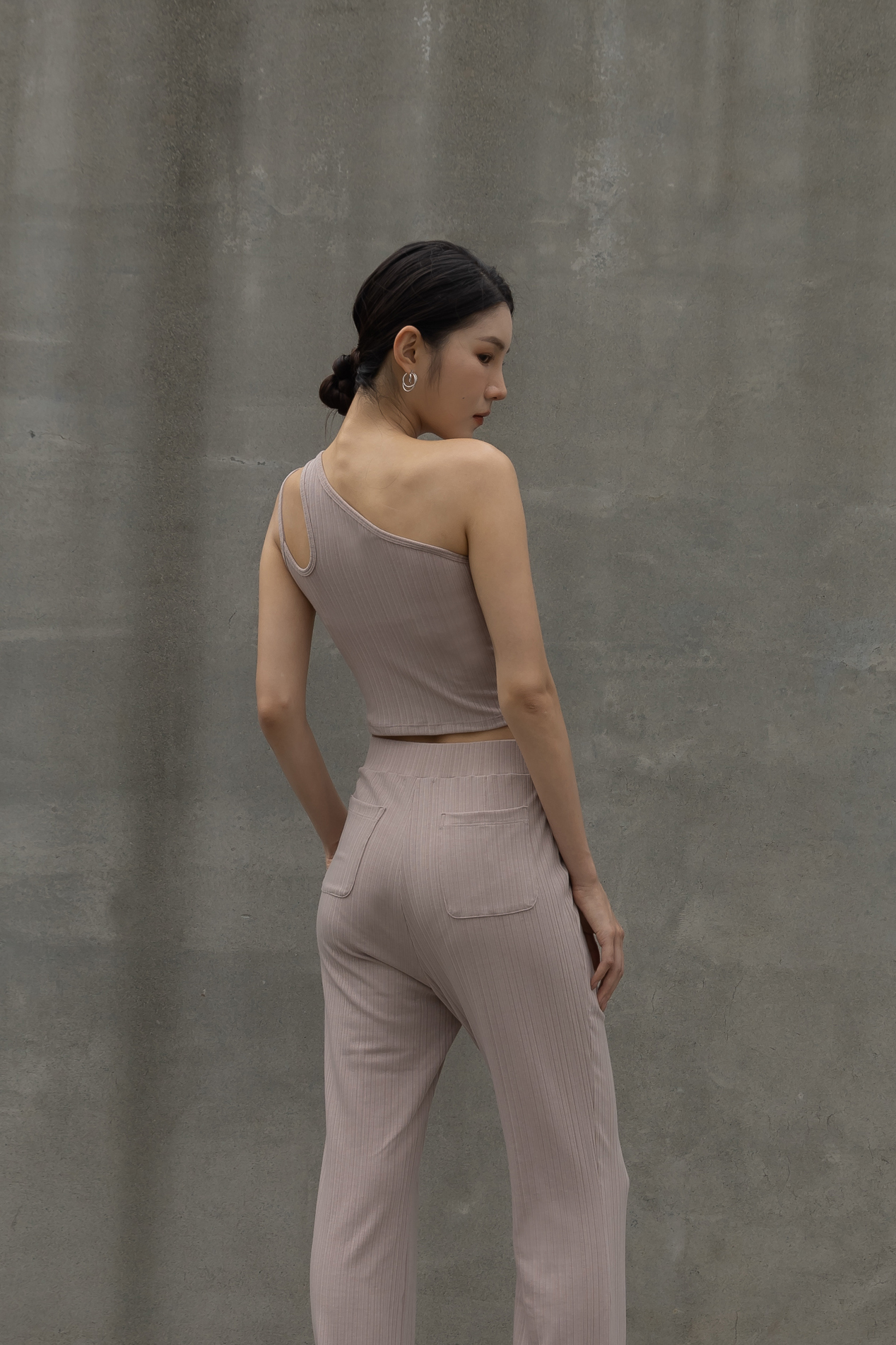 不對稱斜肩背心- 裸粉