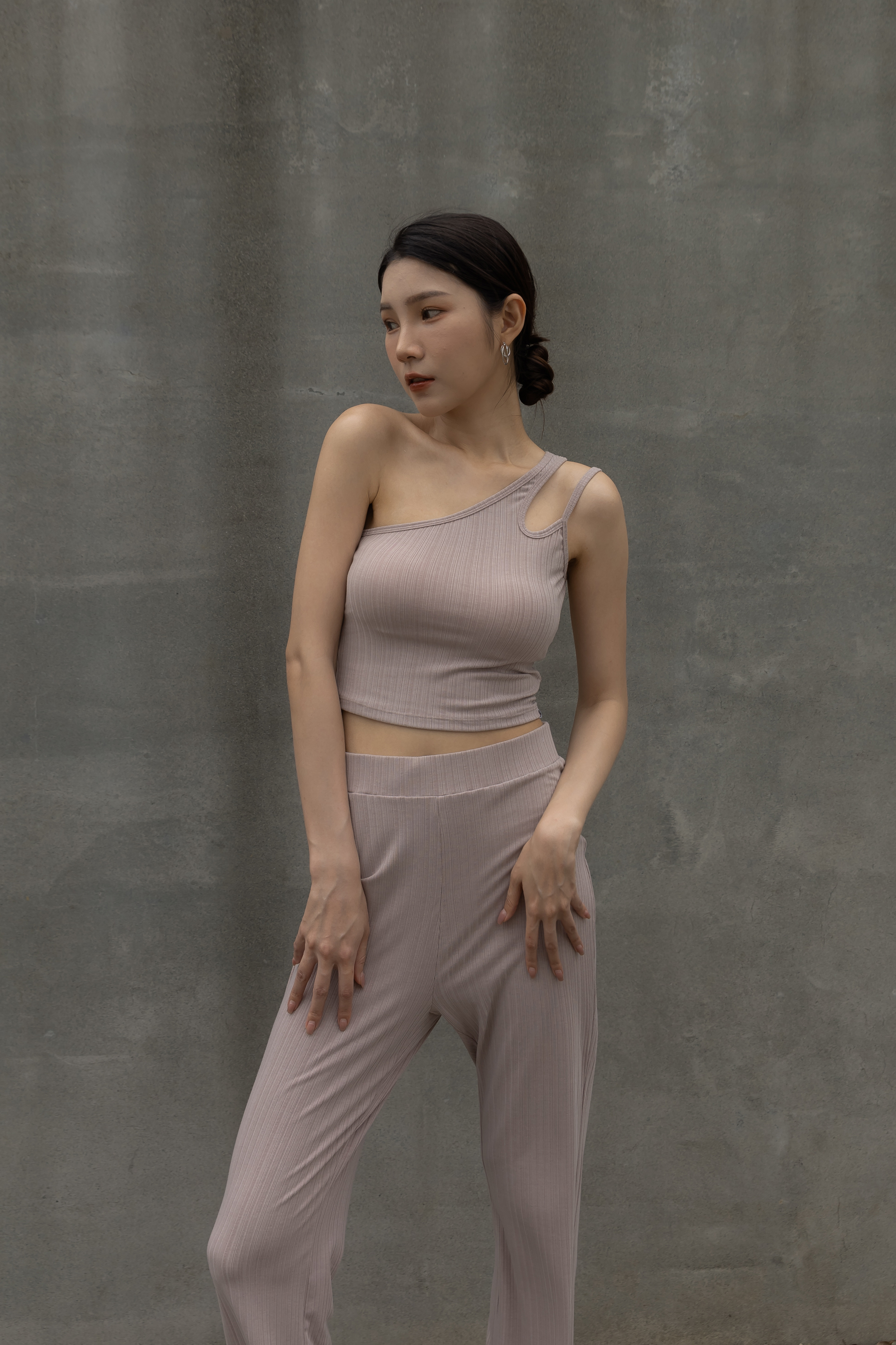 不對稱斜肩背心- 裸粉