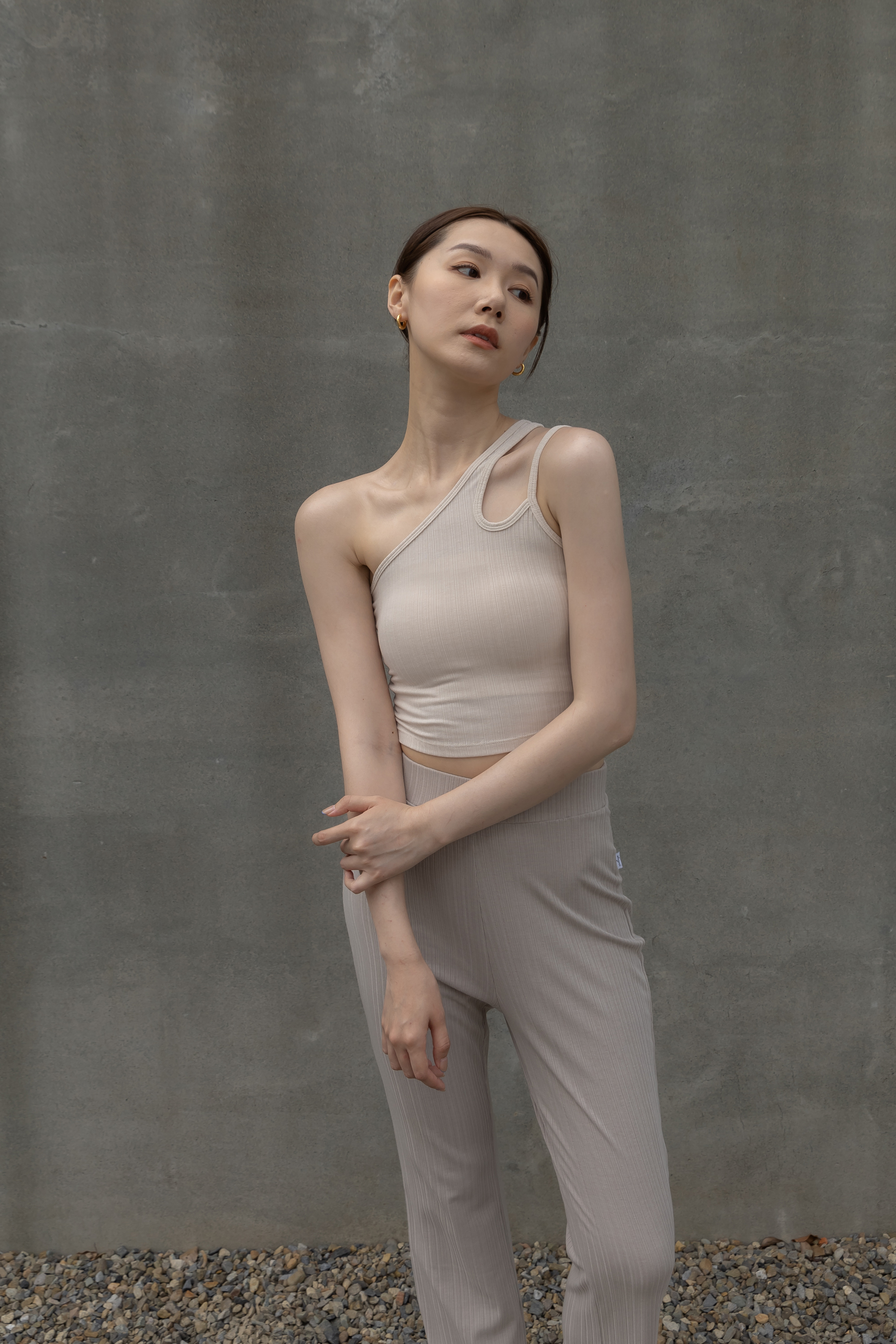 不對稱斜肩背心- 淺米