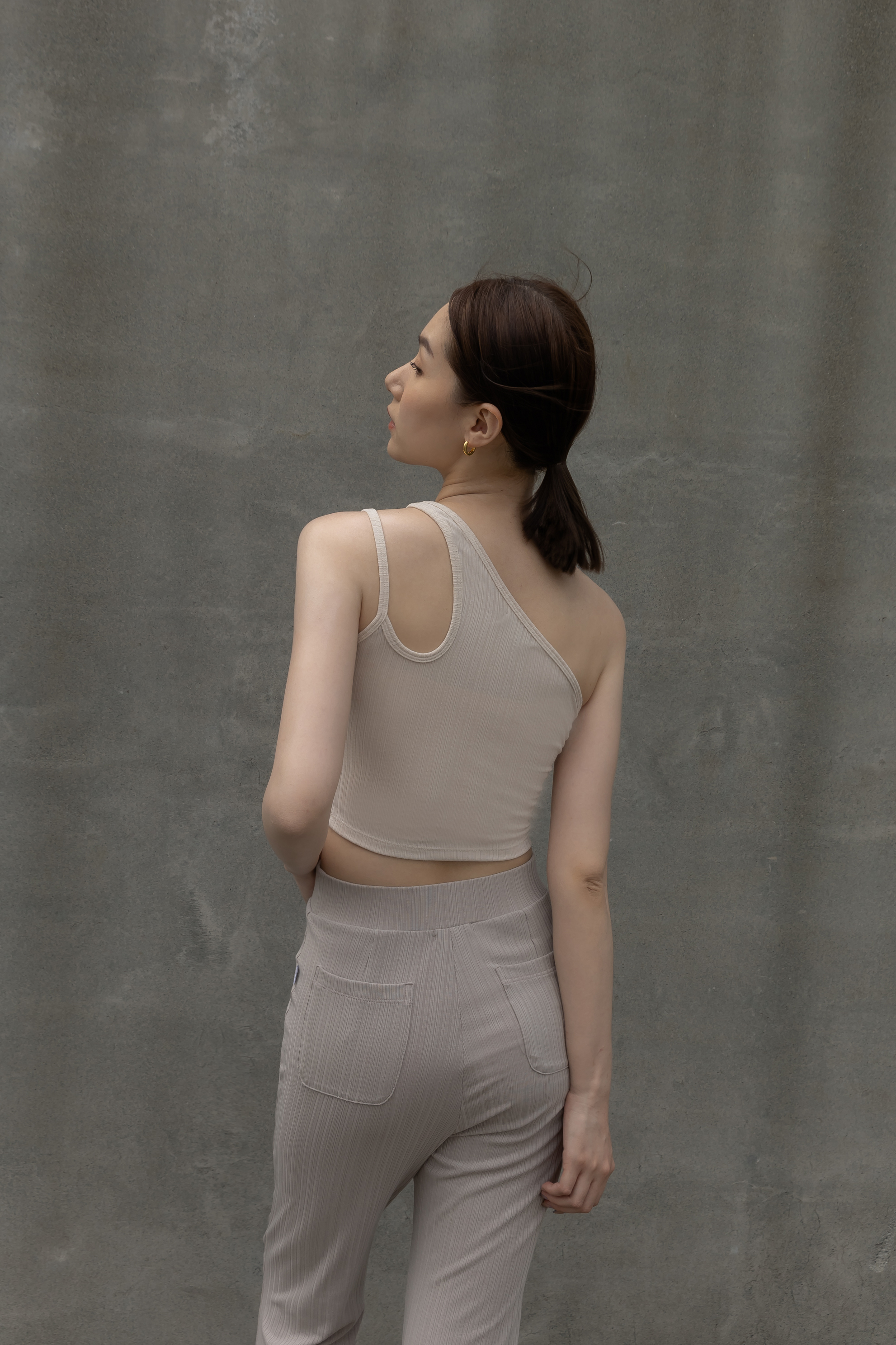 不對稱斜肩背心- 淺米