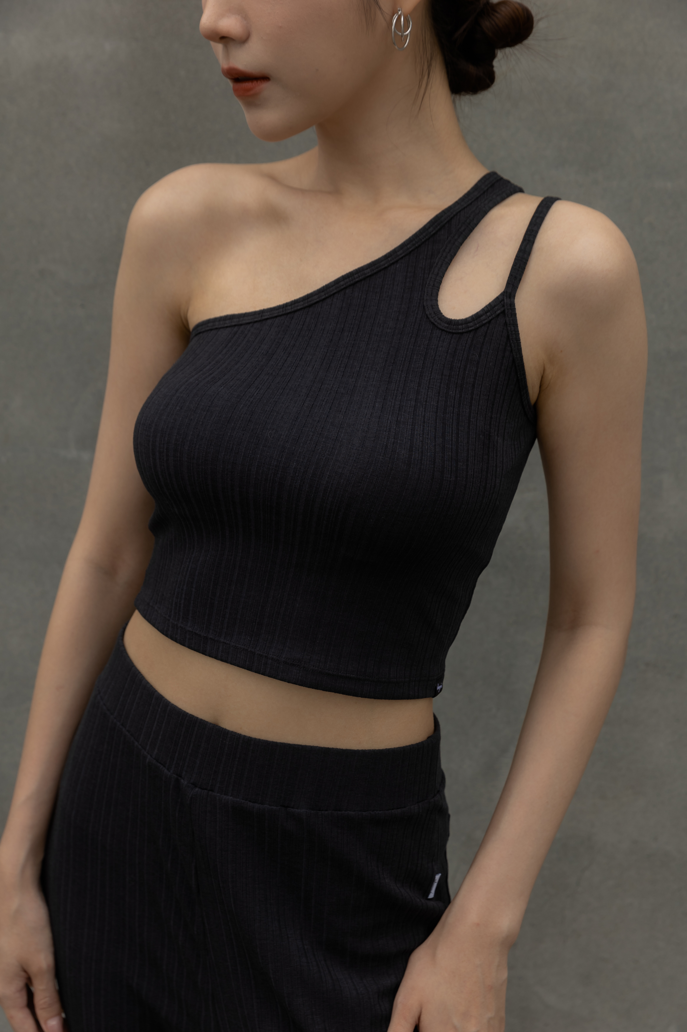 不對稱斜肩背心- 黑