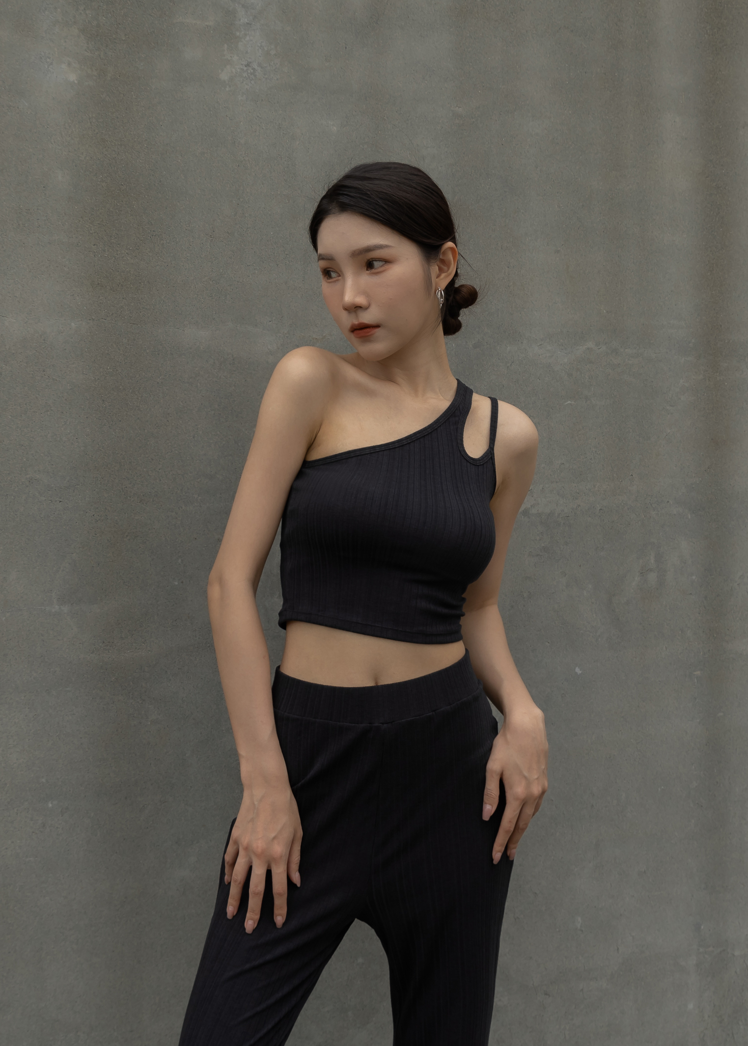 不對稱斜肩背心- 黑