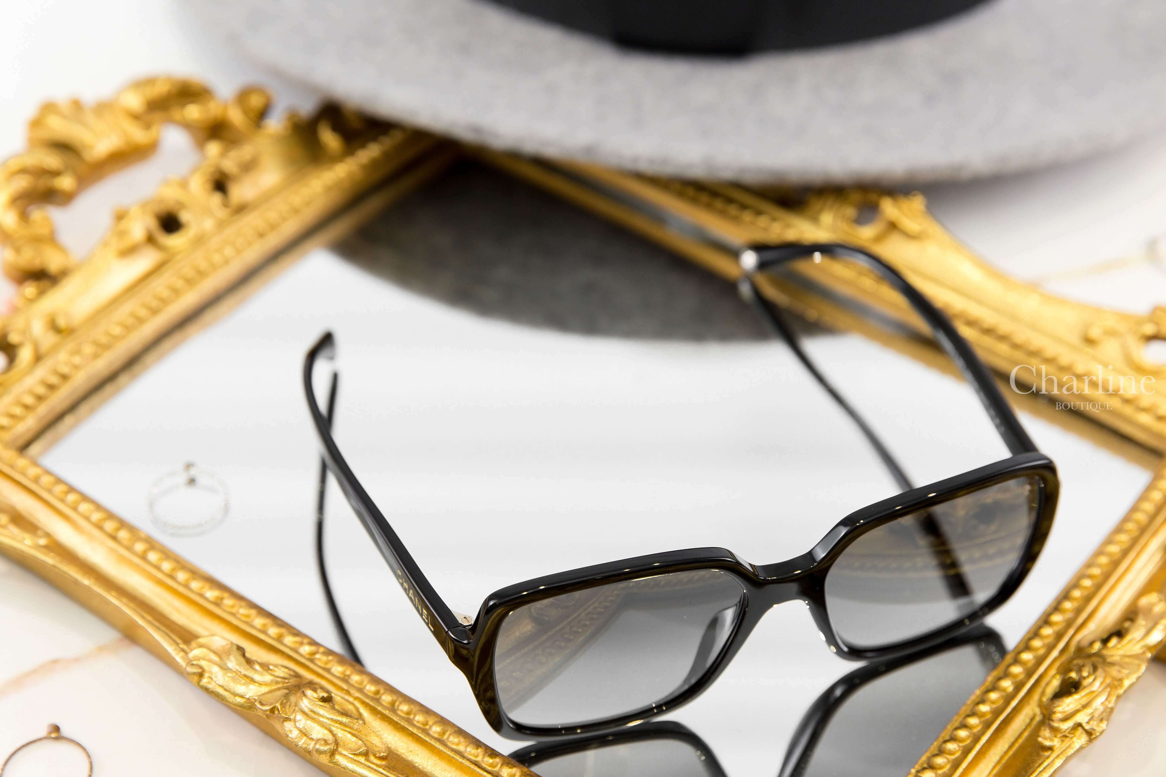 Chanel Square Sunglasses 黑色方框灰色鏡片側邊金字Chanel/CC太陽眼鏡-Charline Boutique 精品代購